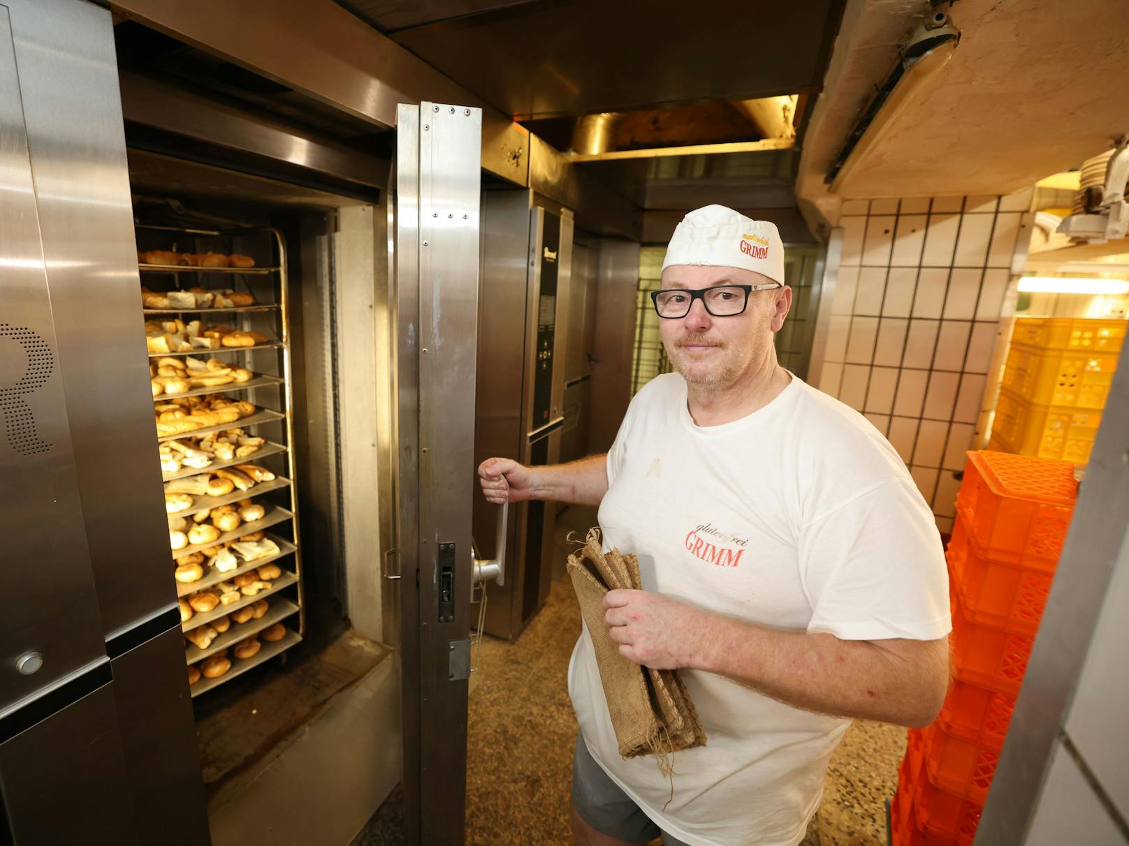 Bäckermeister Andreas Maderna hat am Plafond eine "verkehrte Fußbodenheizung" installiert. Mit der Wärme vom Brot beheizt er sein Geschäft und die darüber liegende Wohnung.