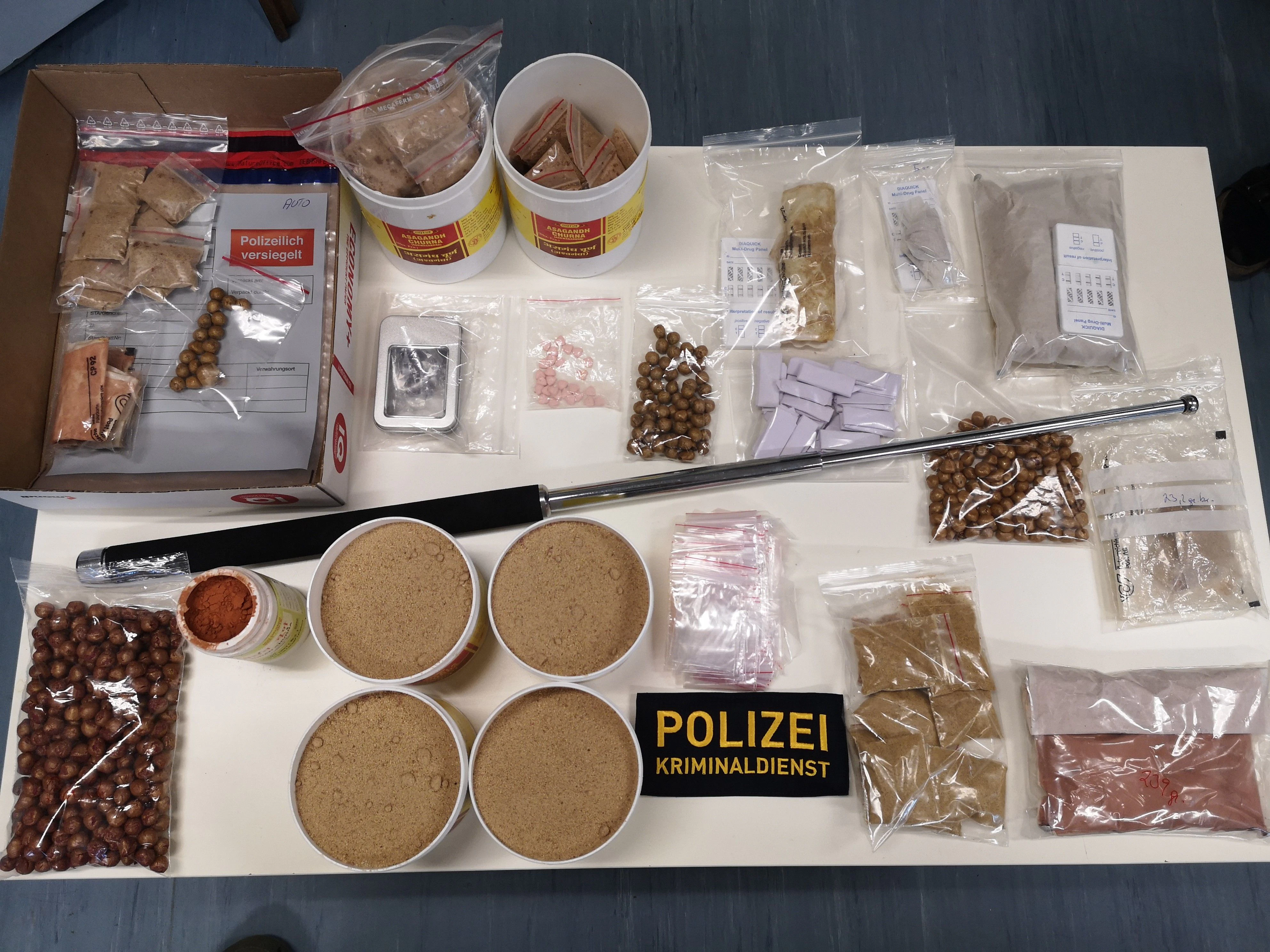 Der 35-Jährige wurde vorläufig festgenommen und in eine Justizanstalt ge-bracht.