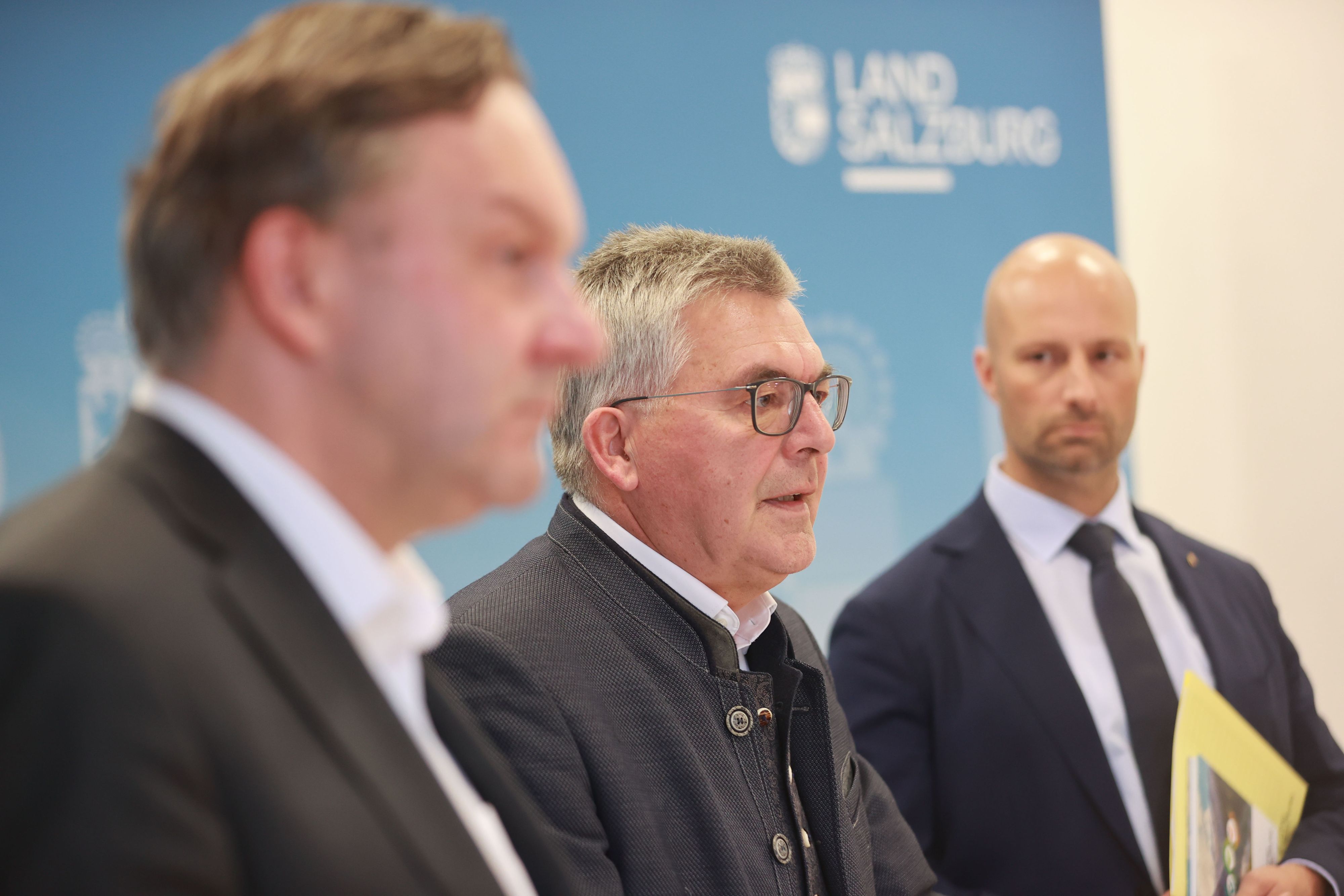 Pressegespräch des Landes Salzburg zur Versorgungssicherheit und Energielenkung (v.l.: Siegfried Müllegger, Leiter Energietechnik Salzburg AG, Landesrat Josef Schwaiger, Vorsitzender des Energielenkungsbeirates und Dominik Rosner, Leiter Abteilung 7, Leiter spezialisierter Einsatzstab.