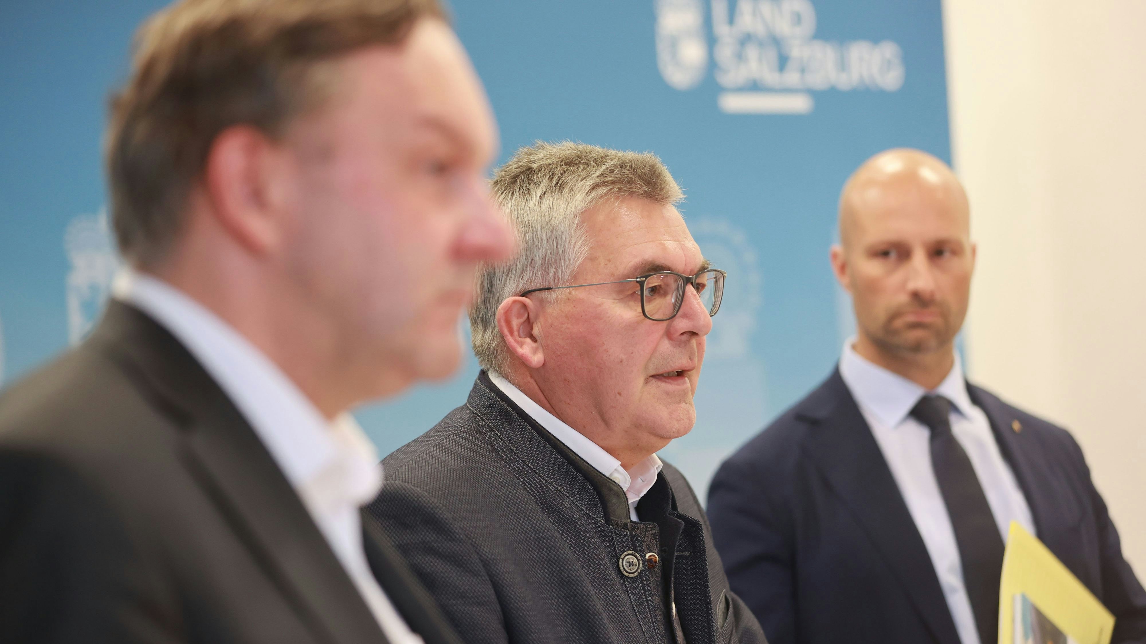 Pressegespräch des Landes Salzburg zur Versorgungssicherheit und Energielenkung (v.l.: Siegfried Müllegger, Leiter Energietechnik Salzburg AG, Landesrat Josef Schwaiger, Vorsitzender des Energielenkungsbeirates und Dominik Rosner, Leiter Abteilung 7, Leiter spezialisierter Einsatzstab.