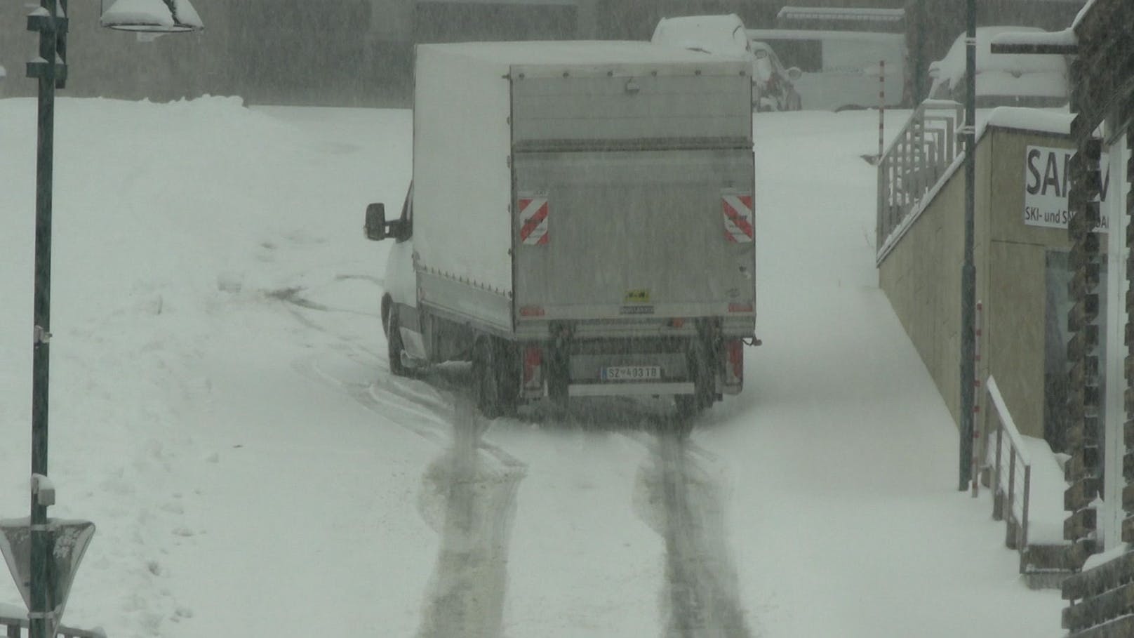 Schon jetzt Schneekettenpflicht – Erste Autobahn ist weiß