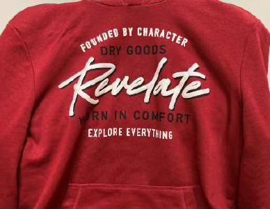 Durch ein winziges Loch im Pullover konnte eine Kamera die Prüfung übertragen.