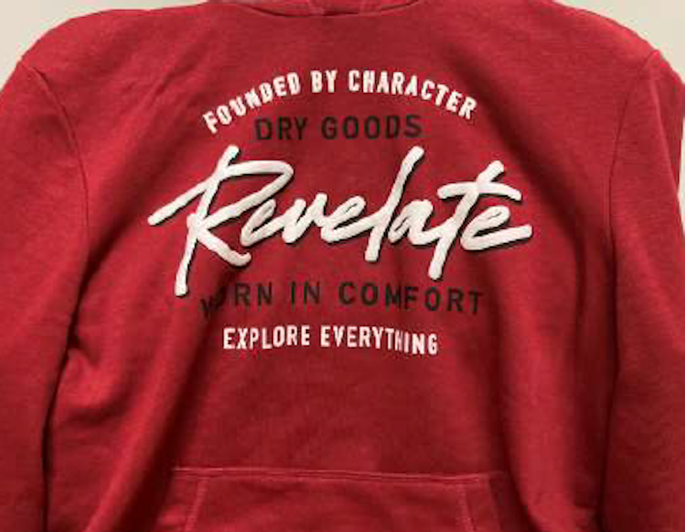 Durch ein winziges Loch im Pullover konnte eine Kamera die Prüfung übertragen.