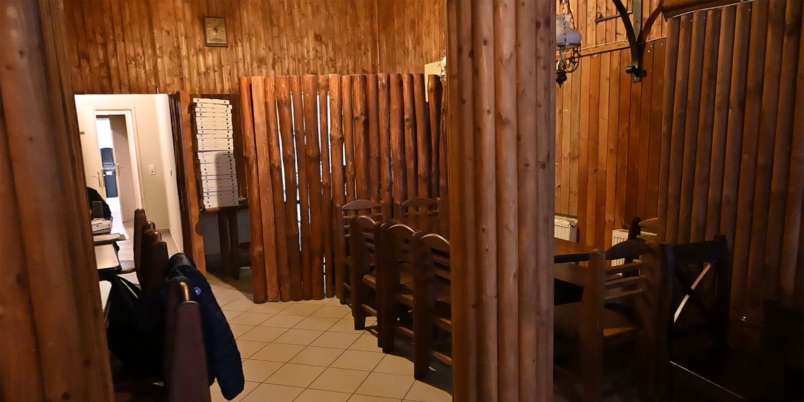Der Gastraum ist im Mafiosi-Style mit Holzpfeilern austapeziert.