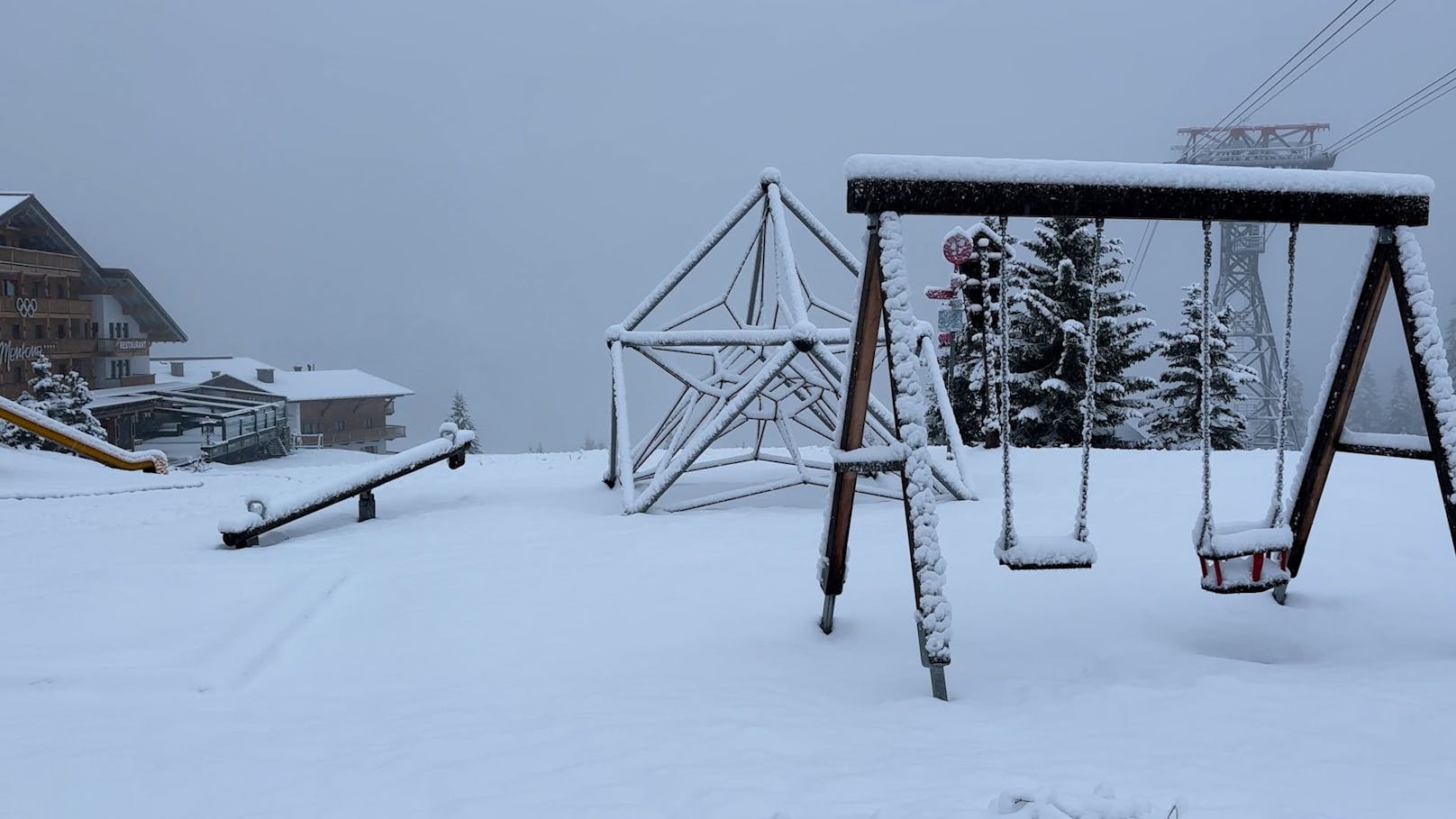 In Lech am Arlberg fielen in der Nacht bis zu 20 Zentimeter Neuschnee.