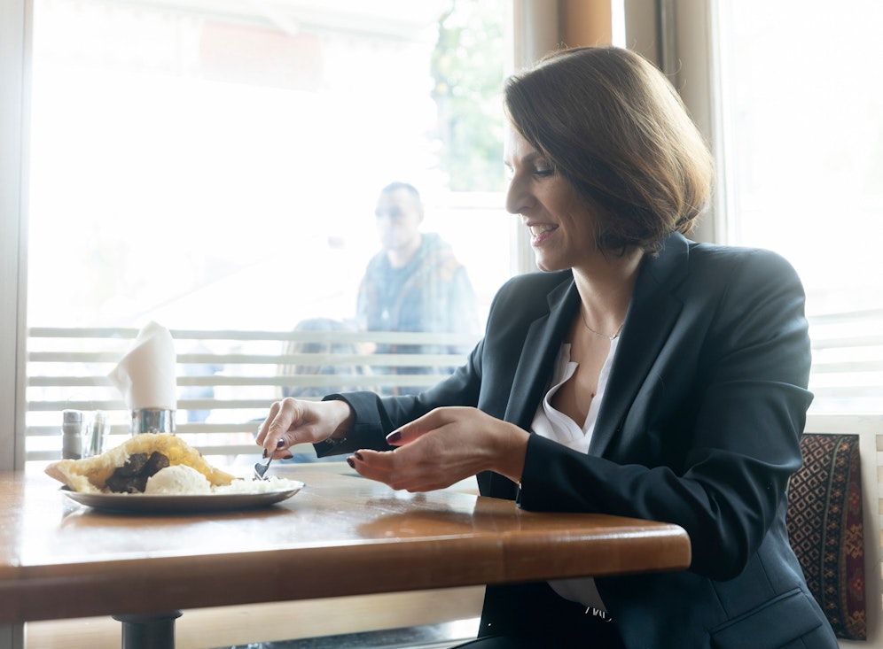 Karoline Edtstadler beim Ćevape-Essen in Sarajevo.