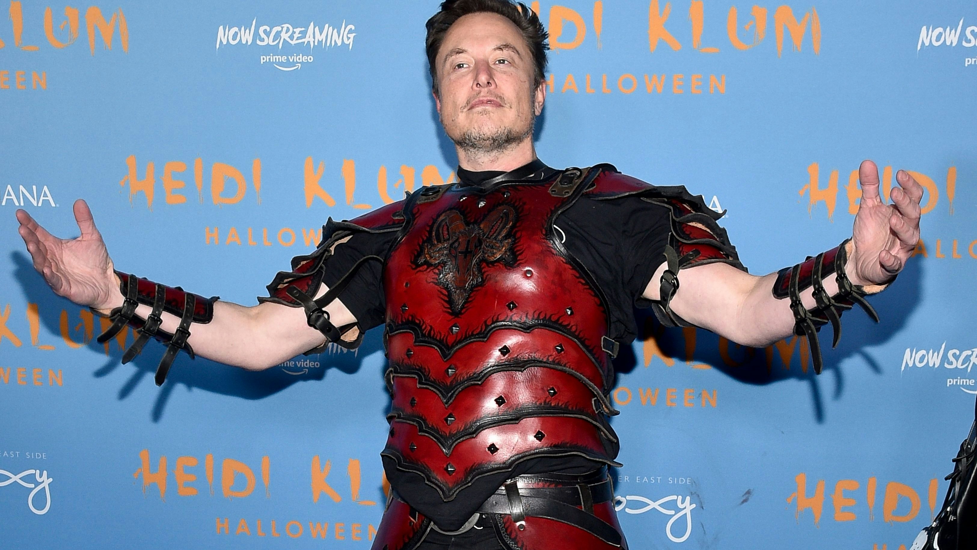 Download von www.picturedesk.com am 05.11.2022 (17:56).  Elon Musk attends Heidi Klum's 21st annual Halloween party at Sake No Hana at Moxy Lower East Side on Monday, Oct. 31, 2022, in New York. (Photo by Evan Agostini/Invision/AP) - 20221101_PD6584 - Rechteinfo: Rights Managed (RM)