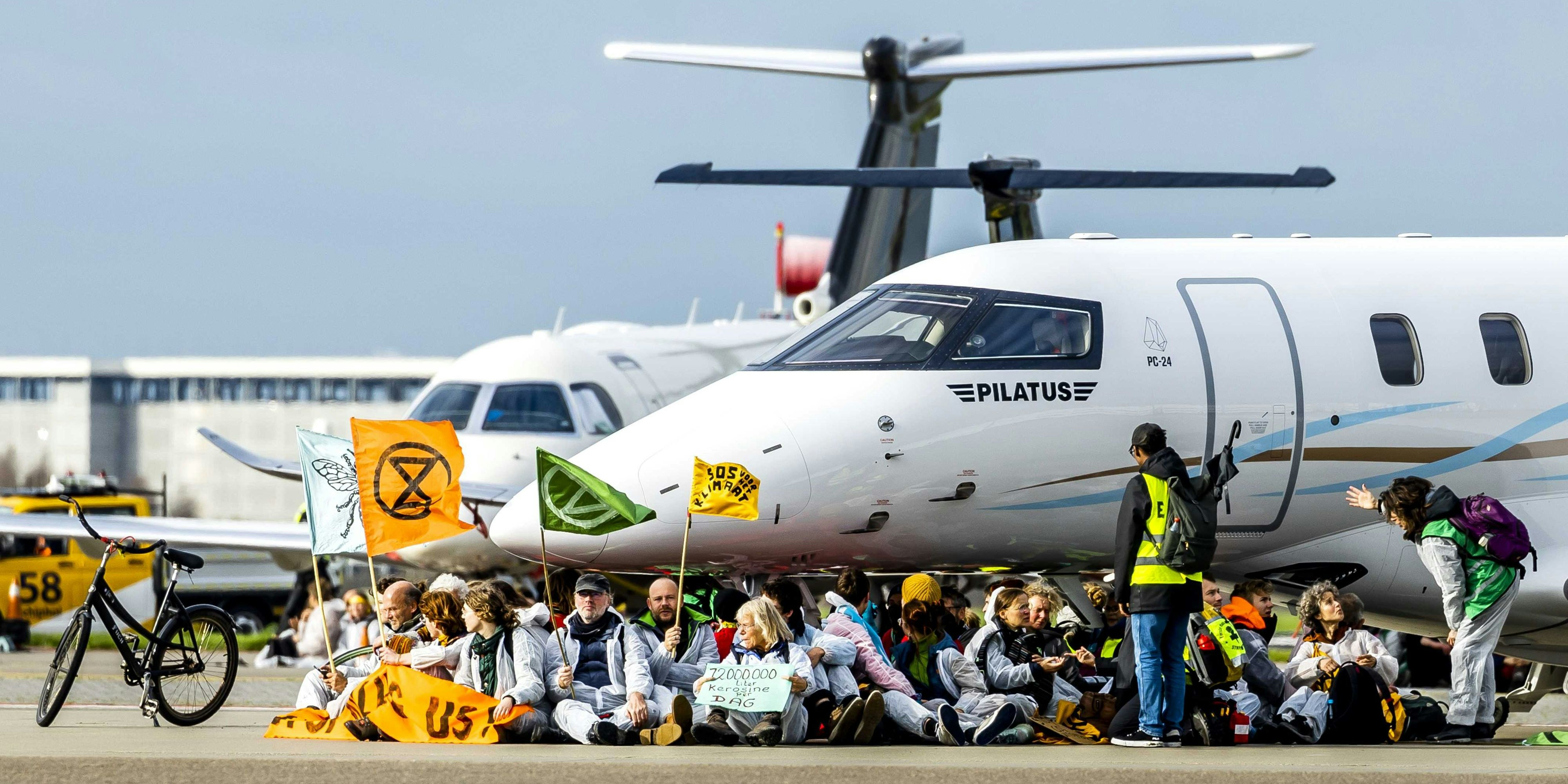 Einige ketteten sich sogar an den Jets fest.