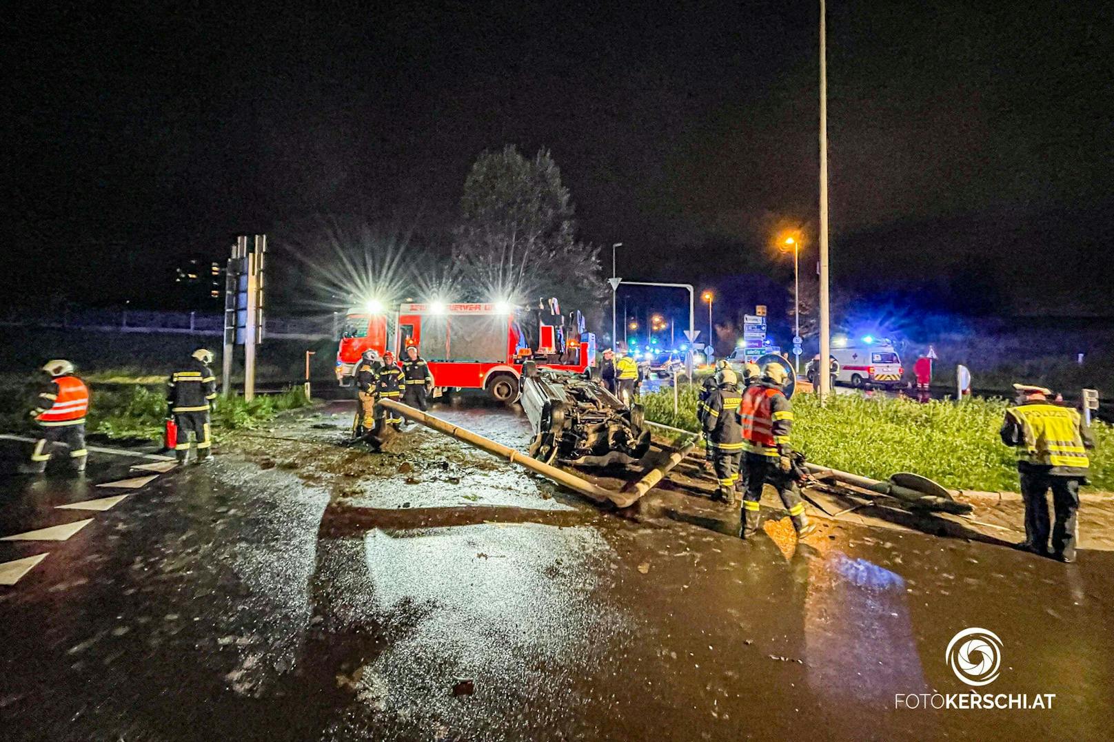 Ein schwerer Verkehrsunfall ereignete sich am Freitagabend im Kreisverkehr Mona-Lisa Tunnel in Linz-Ebelsberg. Ein Auto hat mit vermutlich überhöhter Geschwindigkeit einen Verkehrsleitmasten gerammt und kam in Folge am Dach zum Stillstand.