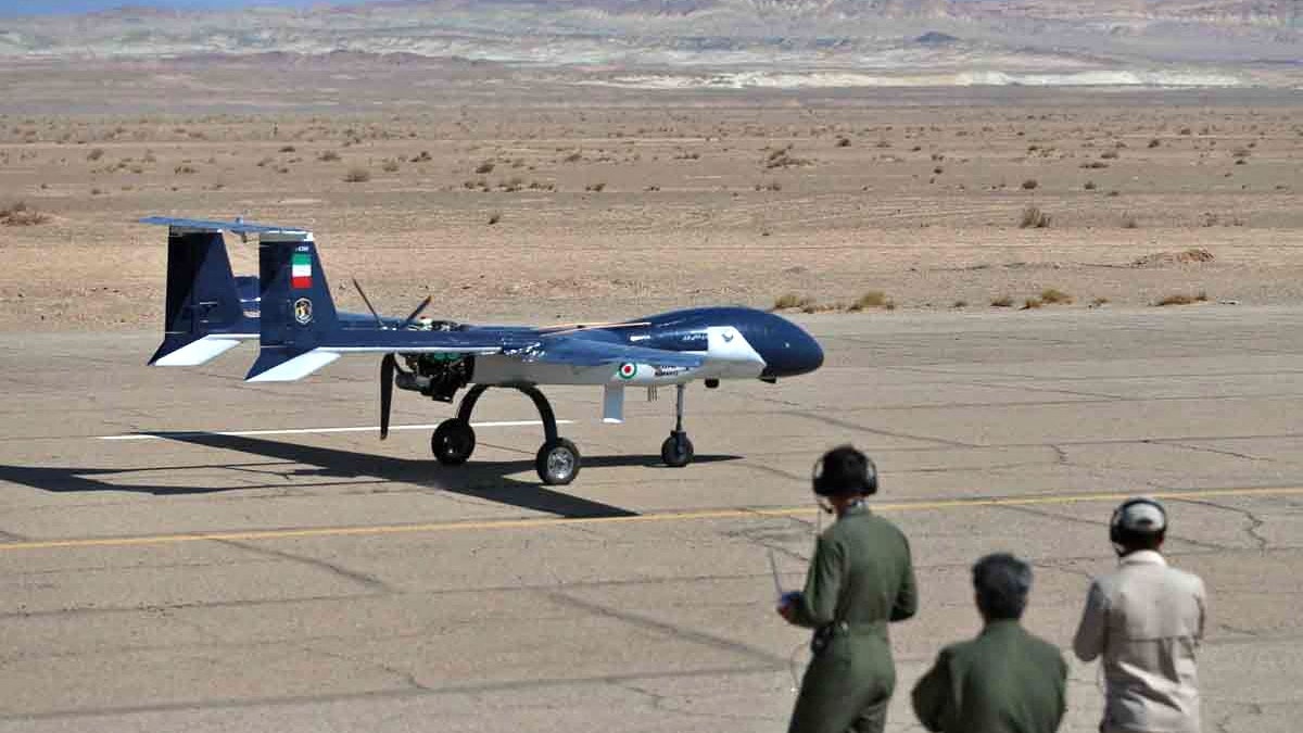 Download von www.picturedesk.com am 05.11.2022 (10:49).  *** SERVICEBILD *** This handout picture provided by Iranian Army office on August 24, 2022 shows technicians operating a military unmanned aerial vehicle (UAV or drone) on a runway during a two-day drone drill at an undisclosed location in Iran. (Photo by IRANIAN DEFENCE MINISTRY / AFP) / === RESTRICTED TO EDITORIAL USE - MANDATORY CREDIT "AFP PHOTO / HO / IRANIAN ARMY OFFICE" - NO MARKETING NO ADVERTISING CAMPAIGNS - DISTRIBUTED AS A SERVICE TO CLIENTS === - 20220824_PD1518 - Rechteinfo: Servicebild (SB) Bei diesem Bild ist PictureDesk ausschließlich technischer Dienstleister und stellt eine technische Bearbeitungsgebühr in Rechnung. PictureDesk ist weder Urheber noch Rechteinhaber. Die Nutzung liegt in alleiniger Verantwortung des Kunden. Nur für redaktionelle Nutzung! Werbliche Nutzung erfordert Freigabe: bitte schicken Sie uns eine Anfrage.