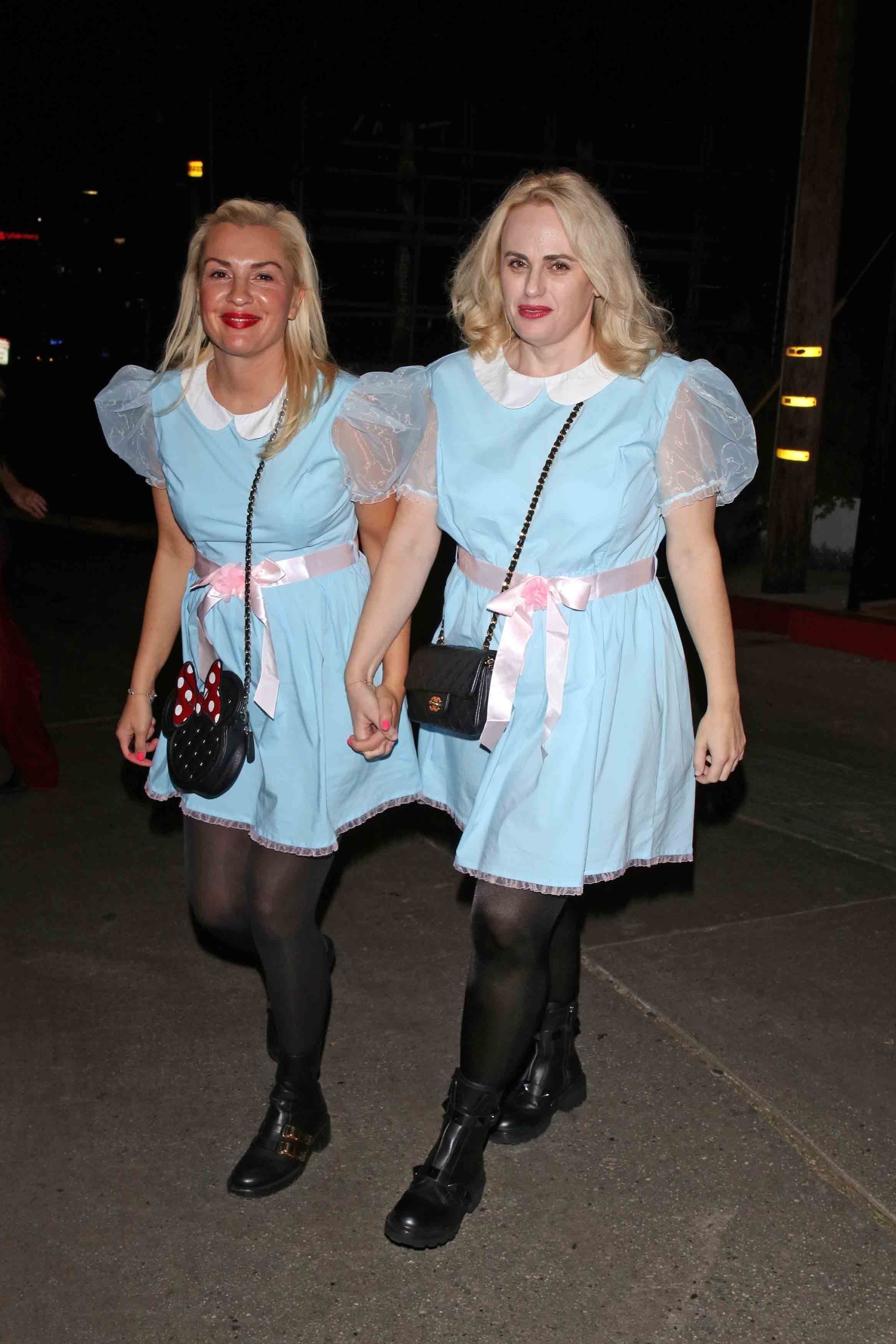 Das Paar hat sich verlobt.