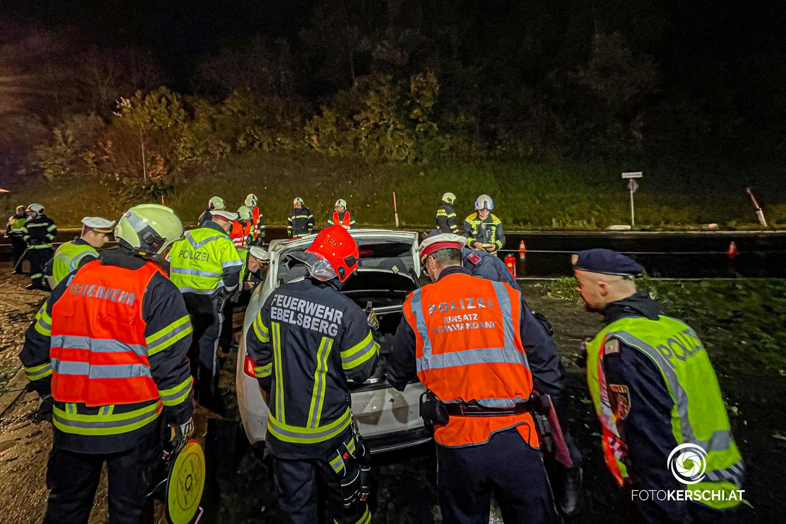 Ein schwerer Verkehrsunfall ereignete sich am Freitagabend im Kreisverkehr Mona-Lisa Tunnel in Linz-Ebelsberg. Ein Auto hat mit vermutlich überhöhter Geschwindigkeit einen Verkehrsleitmasten gerammt und kam in Folge am Dach zum Stillstand.