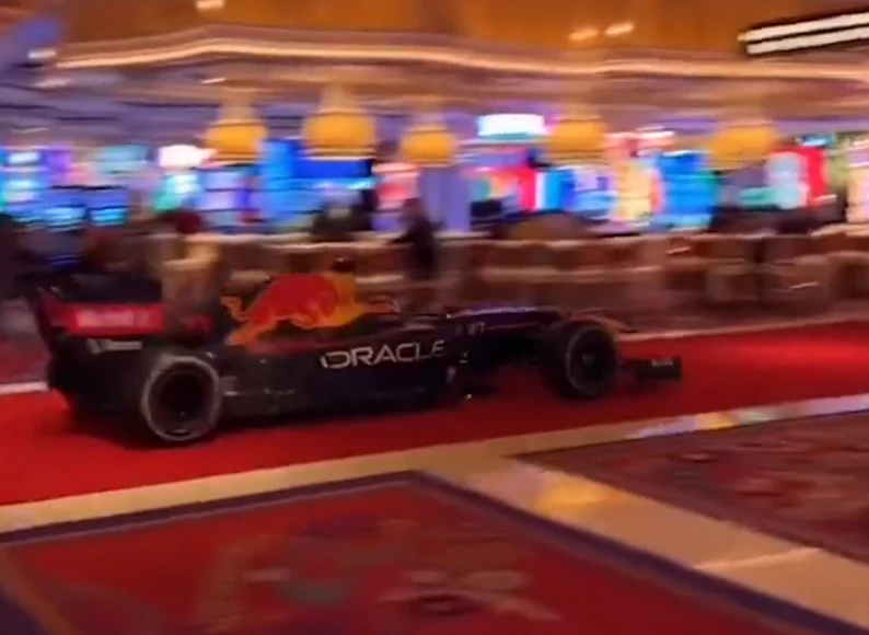 Der Bolide im Casino auf dem Strip von Vegas.