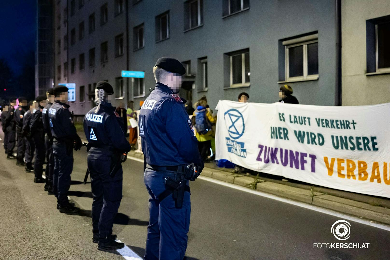 Drei Aktivisten mussten von der Fahrbahn getragen werden.