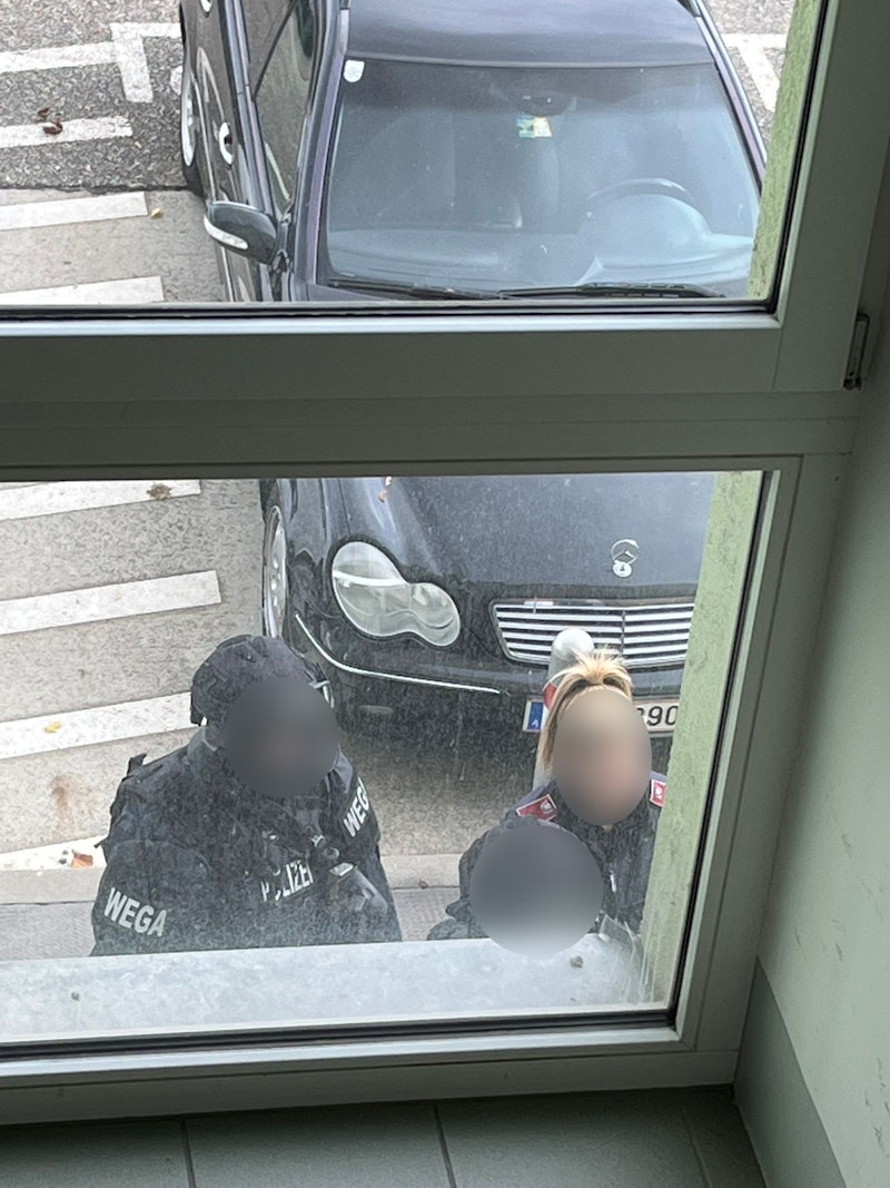 Die Polizeibeamten vor dem Haus.