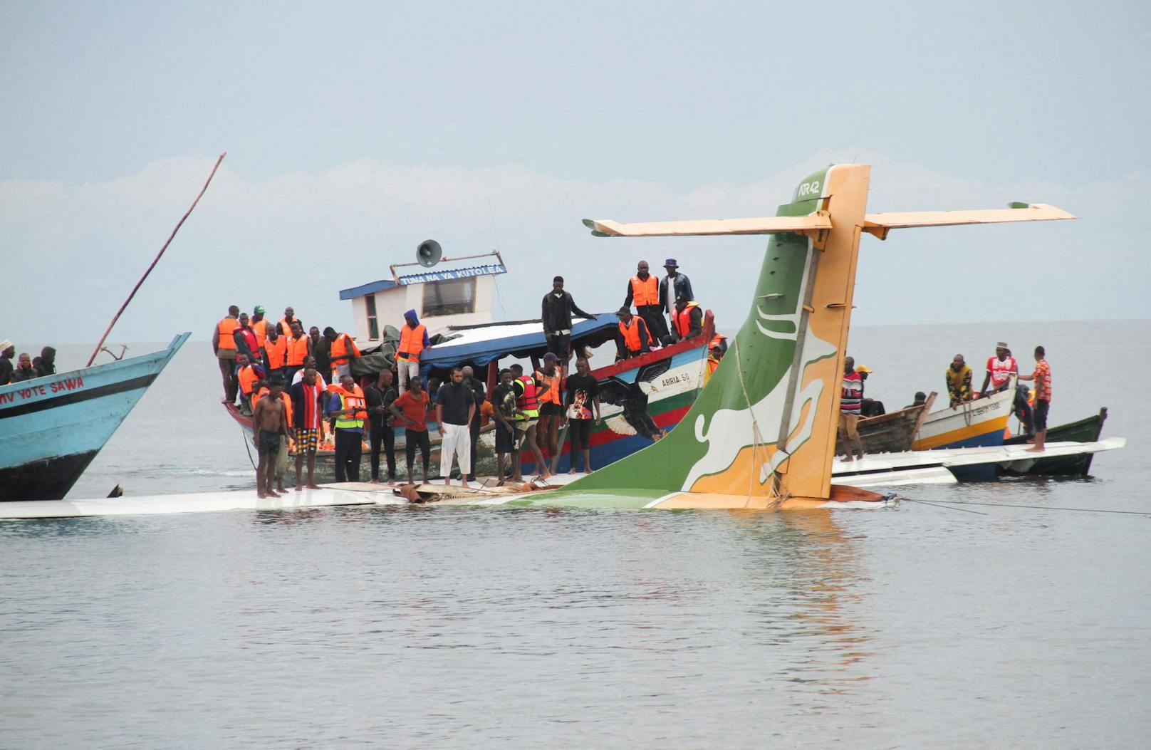 19 Tote: Flugzeug stürzt bei Landung in den Victoriasee