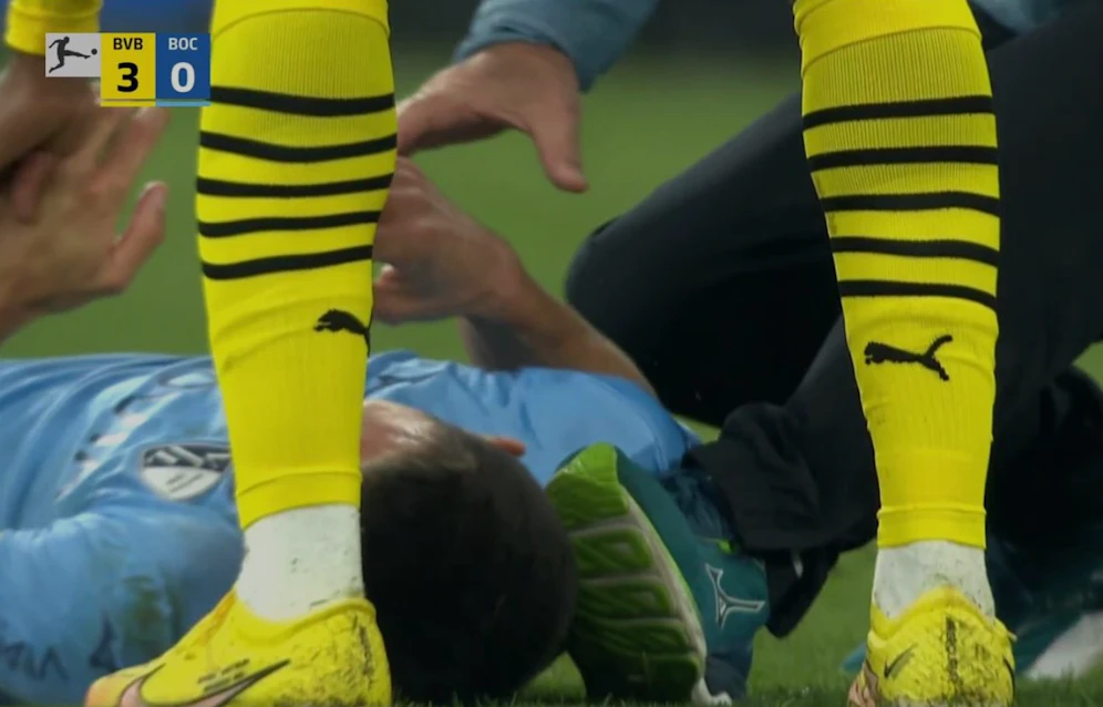 Der Teamarzt tritt den verletzten Spieler unabsichtlich.