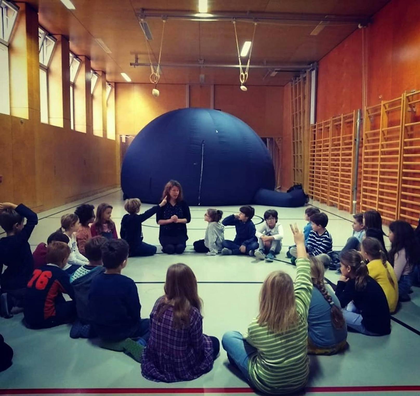 Astrologin Ruth Grützbauch (44) bringt Kindern das Thema Astronomie näher.