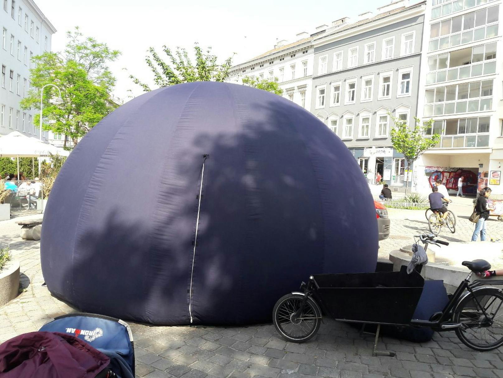 Ihre "Planetarium to go" ist aufblasbar und passt auf ihr Lastenrad.