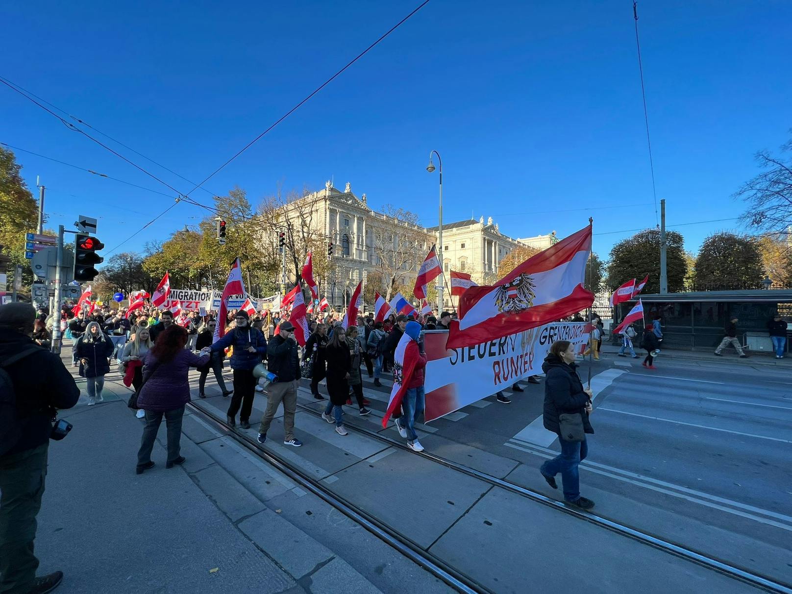 In der Wiener Innenstadt kommt es am Sonntagnachmittag zu einer Demonstration "gegen Massenmigration" – tausende Menschen gehen auf die Straße.
