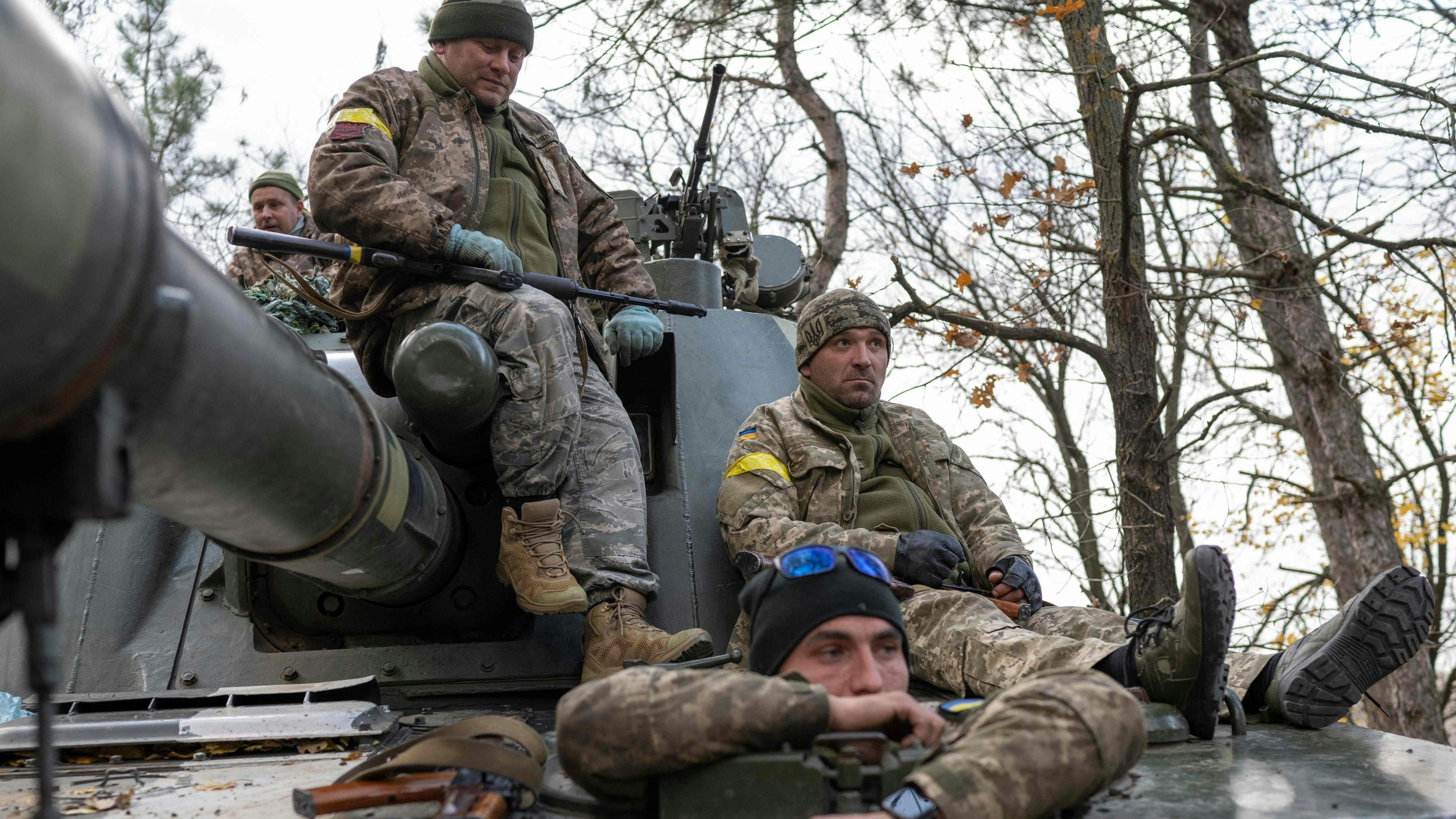 Download von www.picturedesk.com am 06.11.2022 (16:39).  TOPSHOT - Ukrainian artillery unit members get prepared to fire towards Kherson on October 28, 2022, outside of Kherson region, amid Russia's military invasion on Ukraine. (Photo by BULENT KILIC / AFP) - 20221028_PD15584 - Rechteinfo: Rights Managed (RM) Nur für redaktionelle Nutzung! Werbliche Nutzung erfordert Freigabe: bitte schicken Sie uns eine Anfrage.
