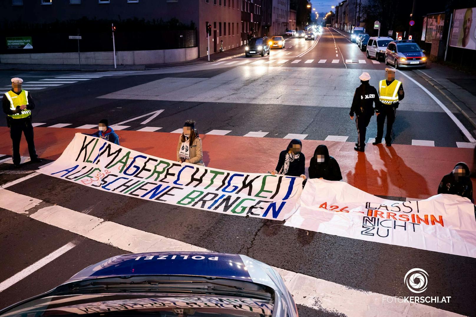 Die Polizei musste drei Aktivisten von der Straße tragen.