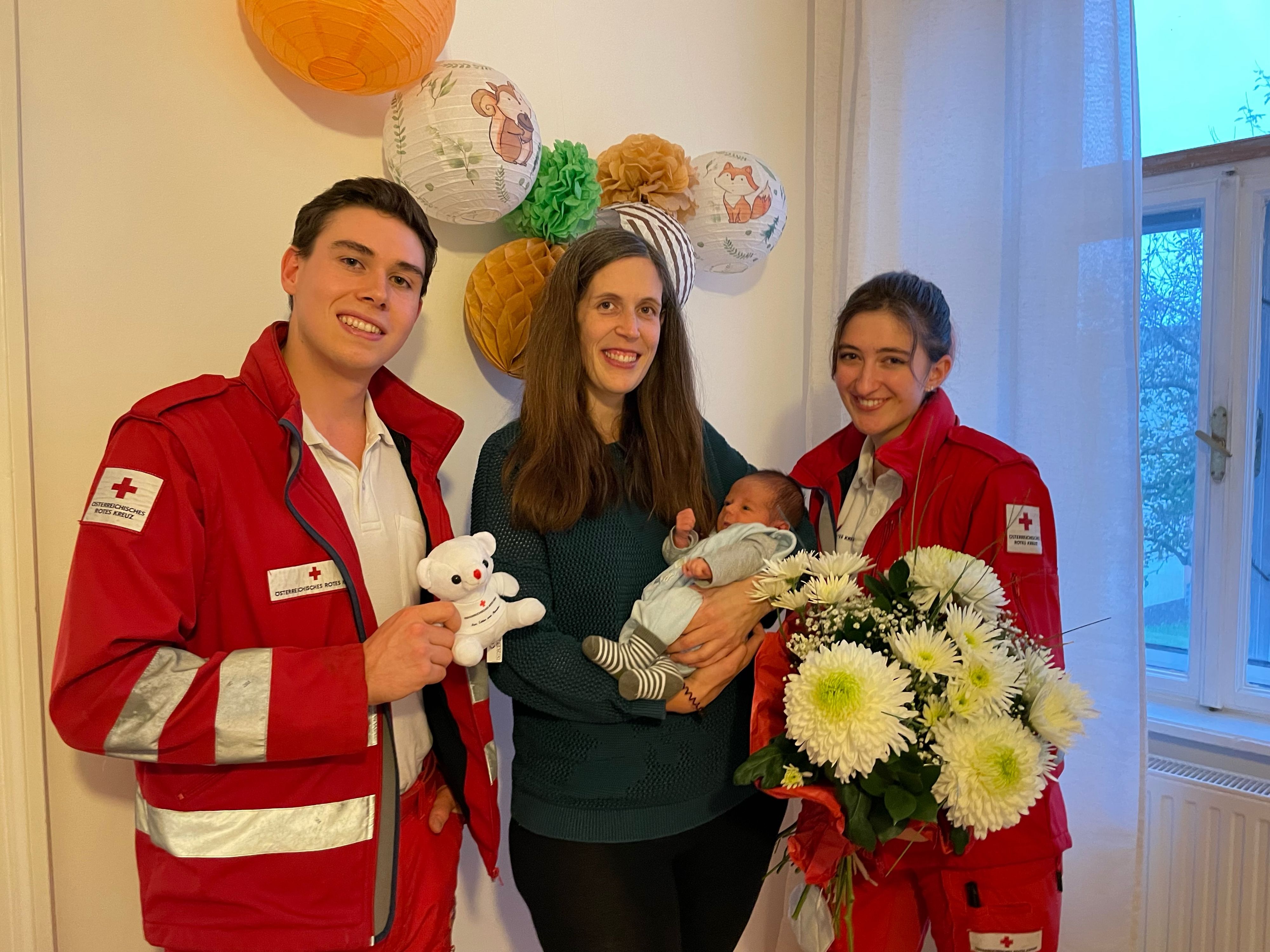 Mama Ingrid mit dem kleinen Konstantin und ihren beiden Rotkreuz-Sanitätern Felix und Roxana