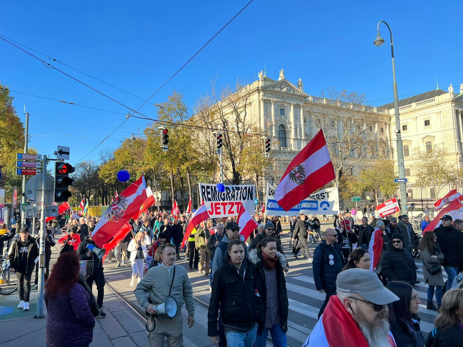 In der Wiener Innenstadt kommt es am Sonntagnachmittag zu einer Demonstration "gegen Massenmigration" – tausende Menschen gehen auf die Straße.
