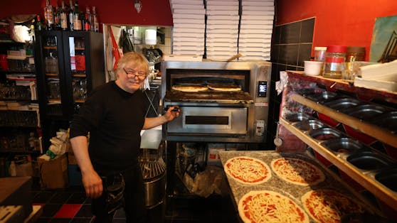 Andreas Zaluska (50) mit seinem fleißigen Stromfresser: dem Pizzaofen. Da der Ofen extrem viel Strom braucht, hat der Gastronom nun eine gepfefferte Stromrechnung erhalten.&nbsp;