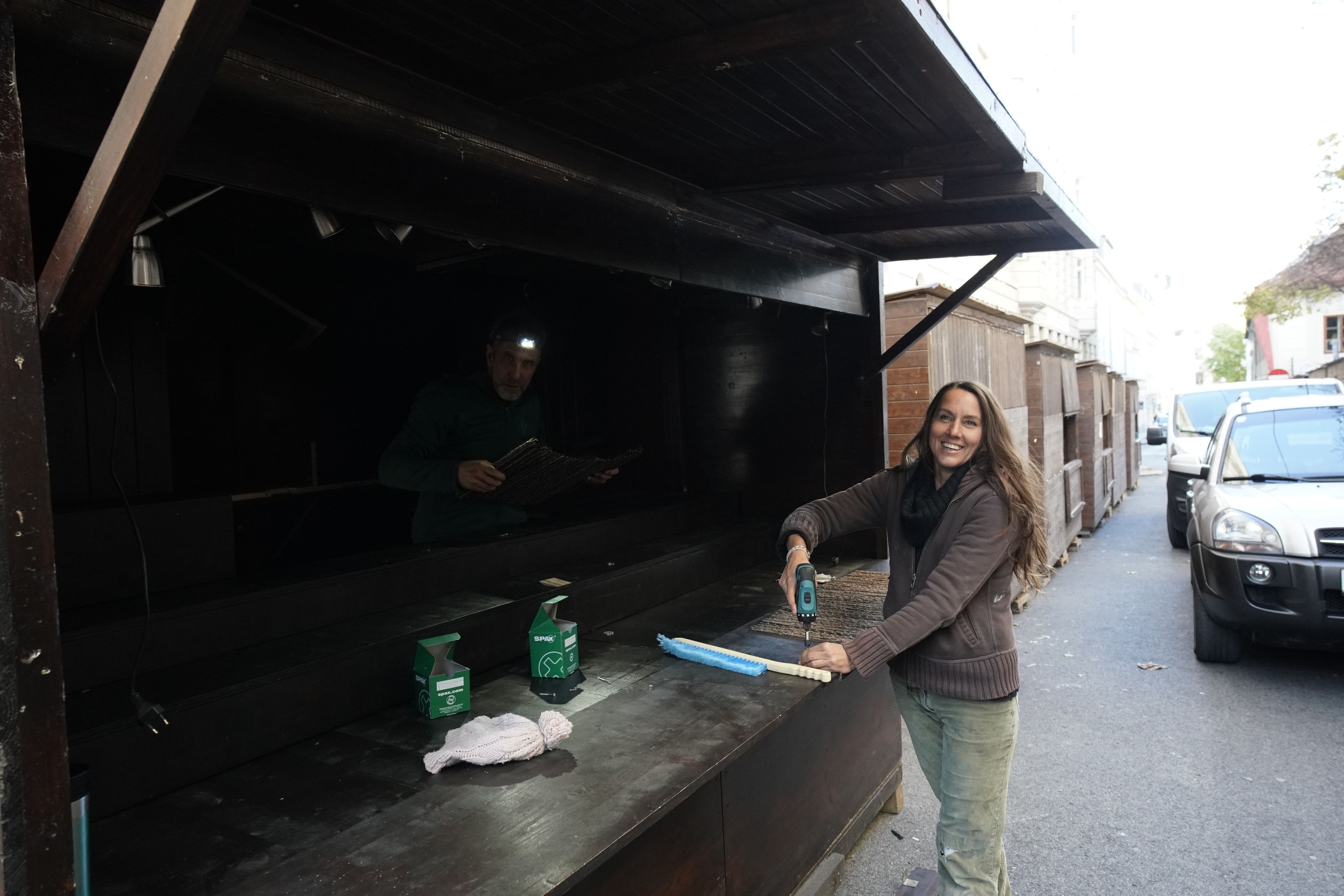 Annie (48) werkt bereits fleißig an ihrem Stand am Weihnachtsmarkt am Spittelberg. Am Freitag geht es am größten Markt Wiens mit dem Weihnachtsgeschäft los.