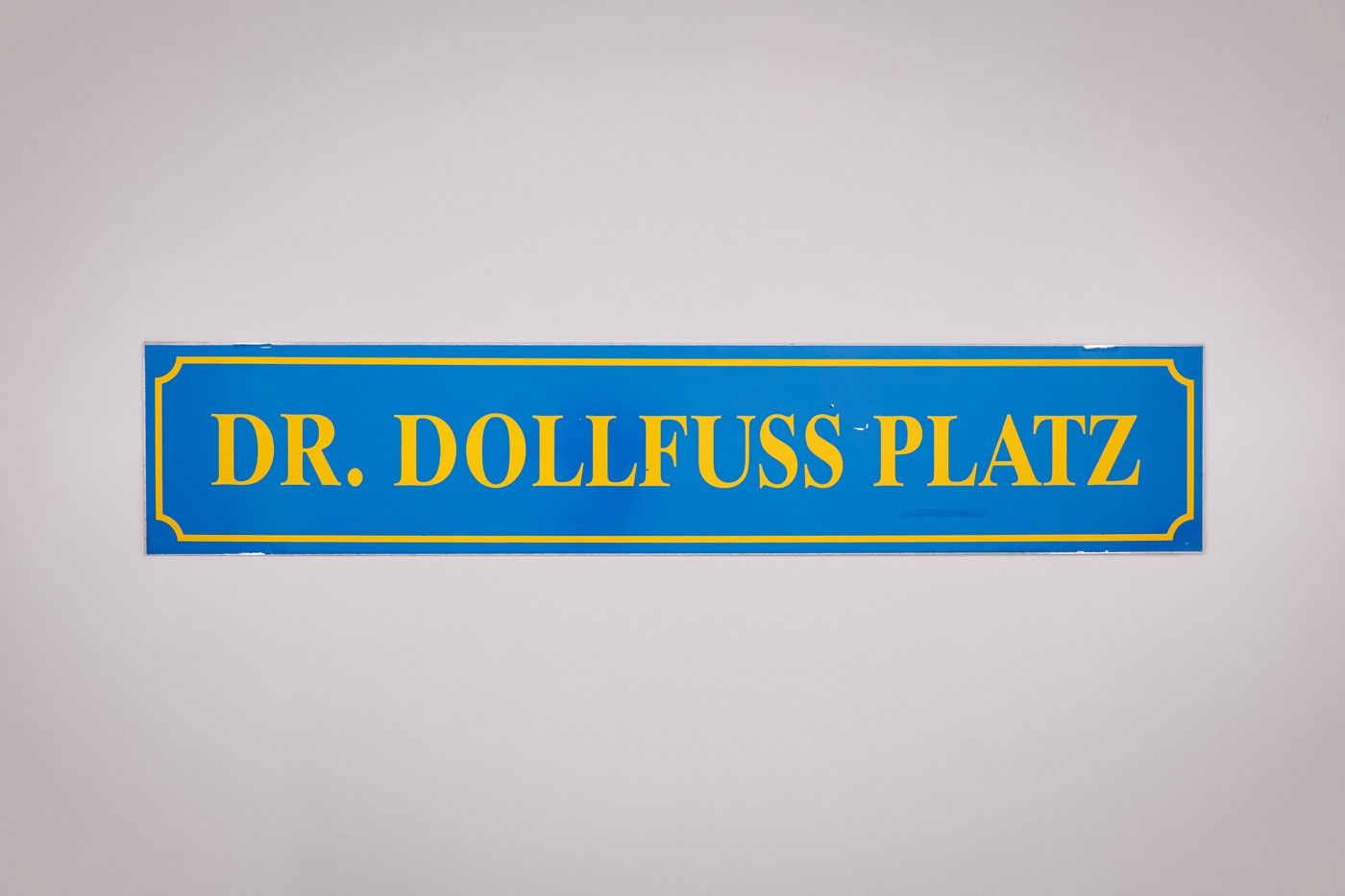 Das Straßenschild "Dr. Dollfuss Platz"