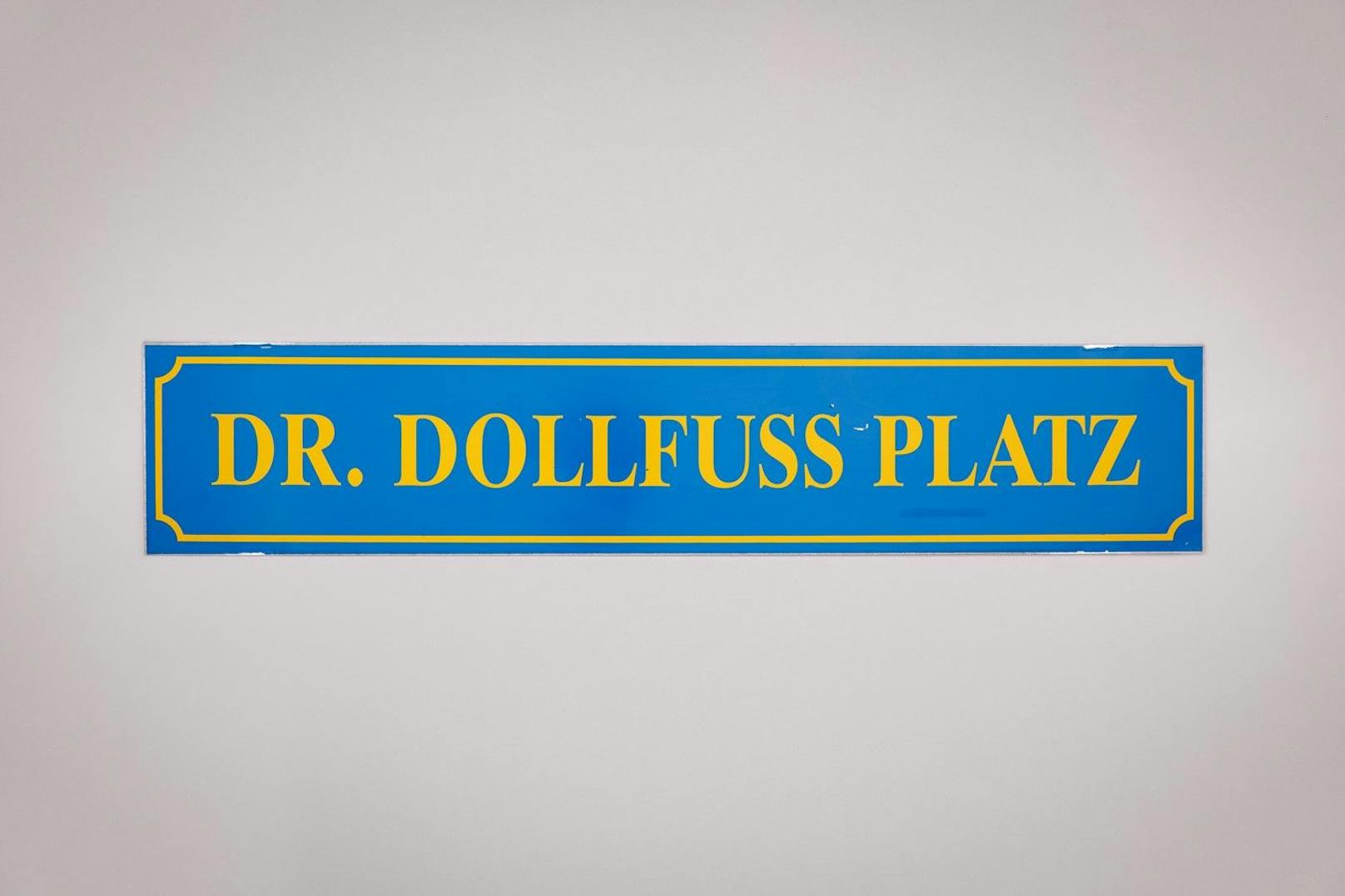 Das Straßenschild "Dr. Dollfuss Platz"