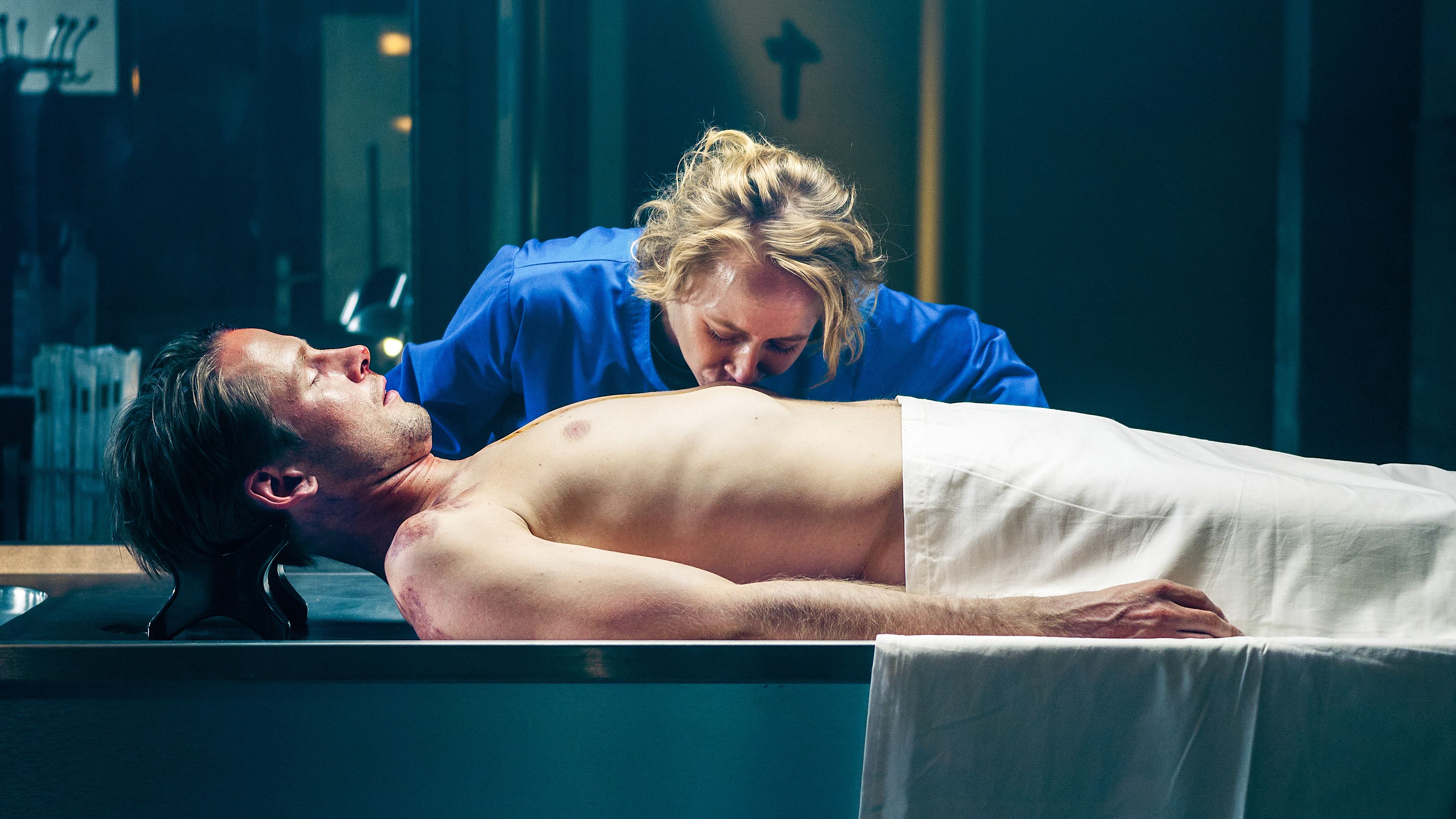 "Totenfrau", "Im Reich der Toten." Bestattungsunternehmerin Blum muss mitansehen, wie ihr Mann Mark, ein lokaler Polizist, bei einem schrecklichen Motorradunfall ums Leben kommt. Trotz der lähmenden Trauer versucht sie, ihr Familienleben mit ihren beiden Kindern und das Geschäft gemeinsam mit ihrem Assistenten Reza aufrechtzuerhalten. Doch bald entdeckt sie ein Geheimnis, das alles in ein neues Licht stellt.Im Bild: Blum (Anna Maria Mühe) verabschiedet sich von Mark (Maximilian Kraus) bevor sie ihn für die Beerdigung vorbereitet.  SENDUNG: ORF1 - MO - 07.11.2022 - 20:15 UHR. - Veroeffentlichung fuer Pressezwecke honorarfrei ausschliesslich im Zusammenhang mit oben genannter Sendung oder Veranstaltung des ORF bei Urhebernennung.  Foto: ORF/Mona Film/ Barry Films/Stephan Burchardt.  Anderweitige Verwendung honorarpflichtig und nur nach schriftlicher Genehmigung der ORF-Fotoredaktion.  Copyright: ORF, Hugo-Portisch-Gasse 1, A-1136 Wien, Tel. +43-(0)1-87878-13606