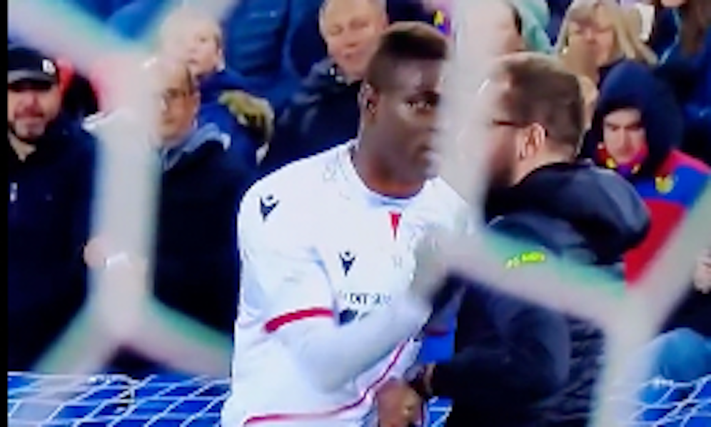 Mario Balotelli zeigt den Stinkefinger