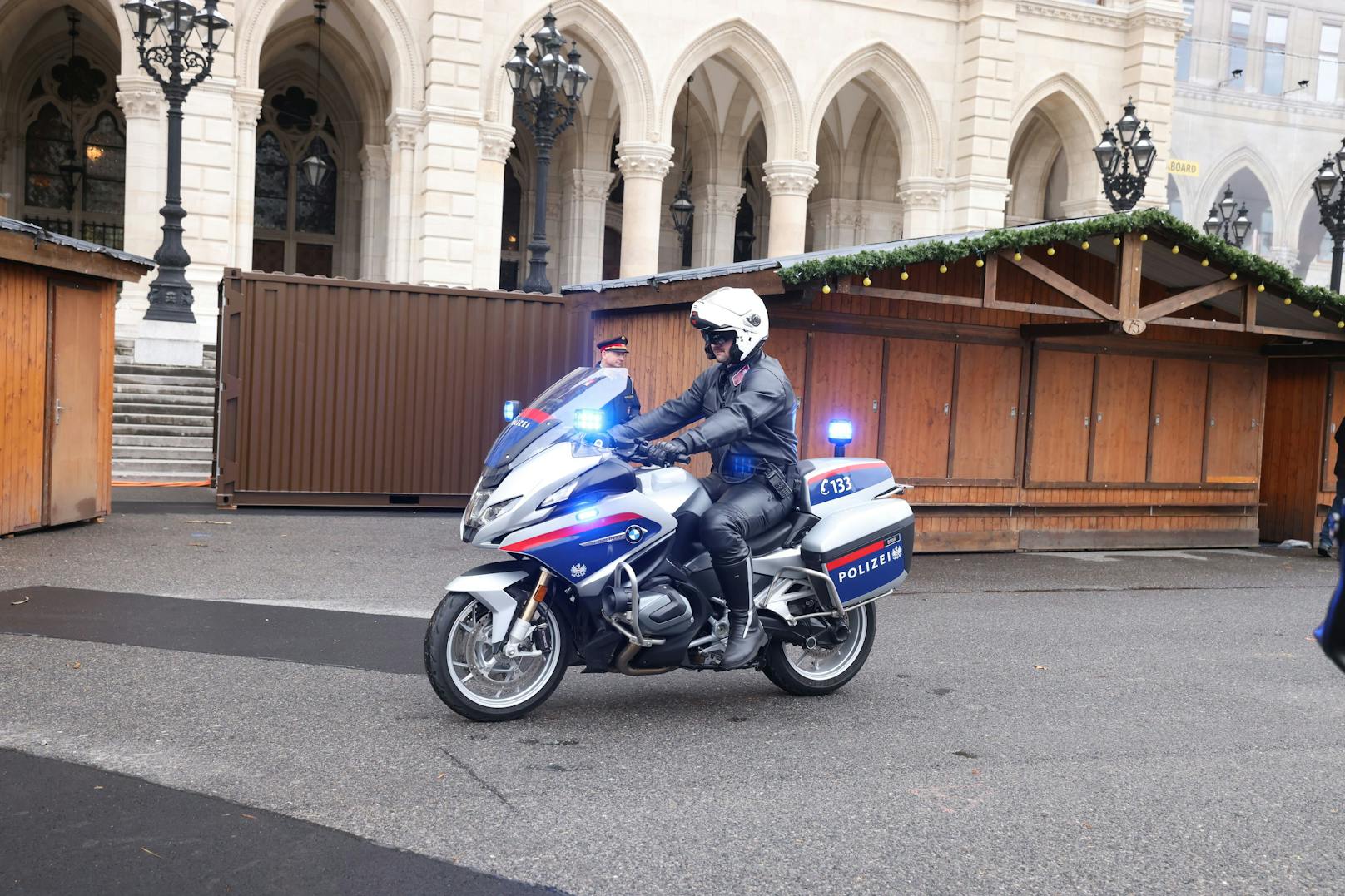 Mit Polizeieskorte wurde die Fichte aus der Steiermark angeliefert und Montagvormittag vor dem Wiener Rathaus aufgestellt.