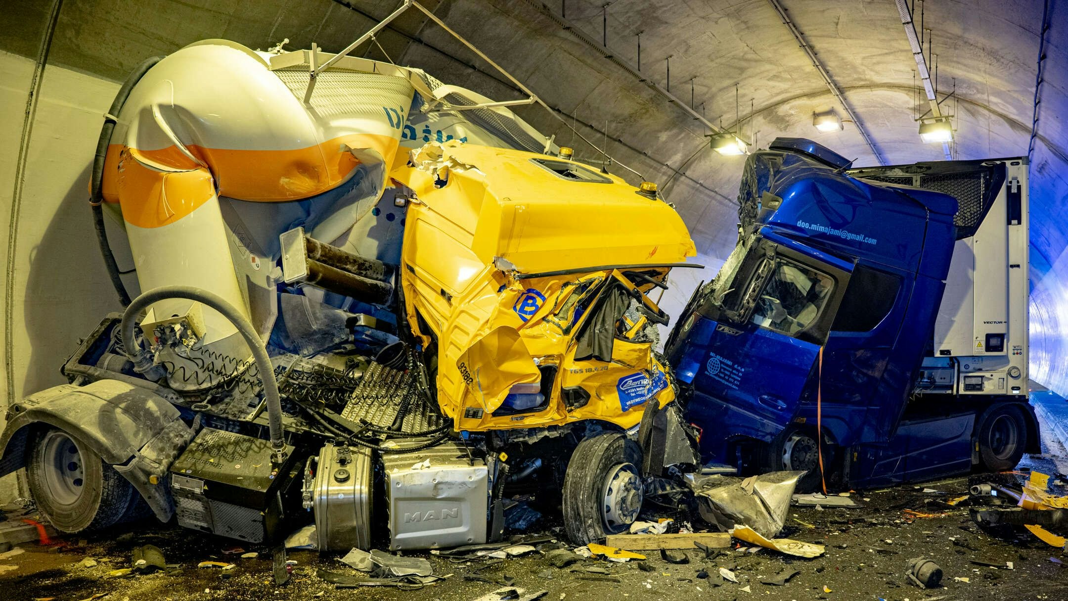 An dem Crash waren ersten Informationen zufolge fünf LKWs beteiligt.