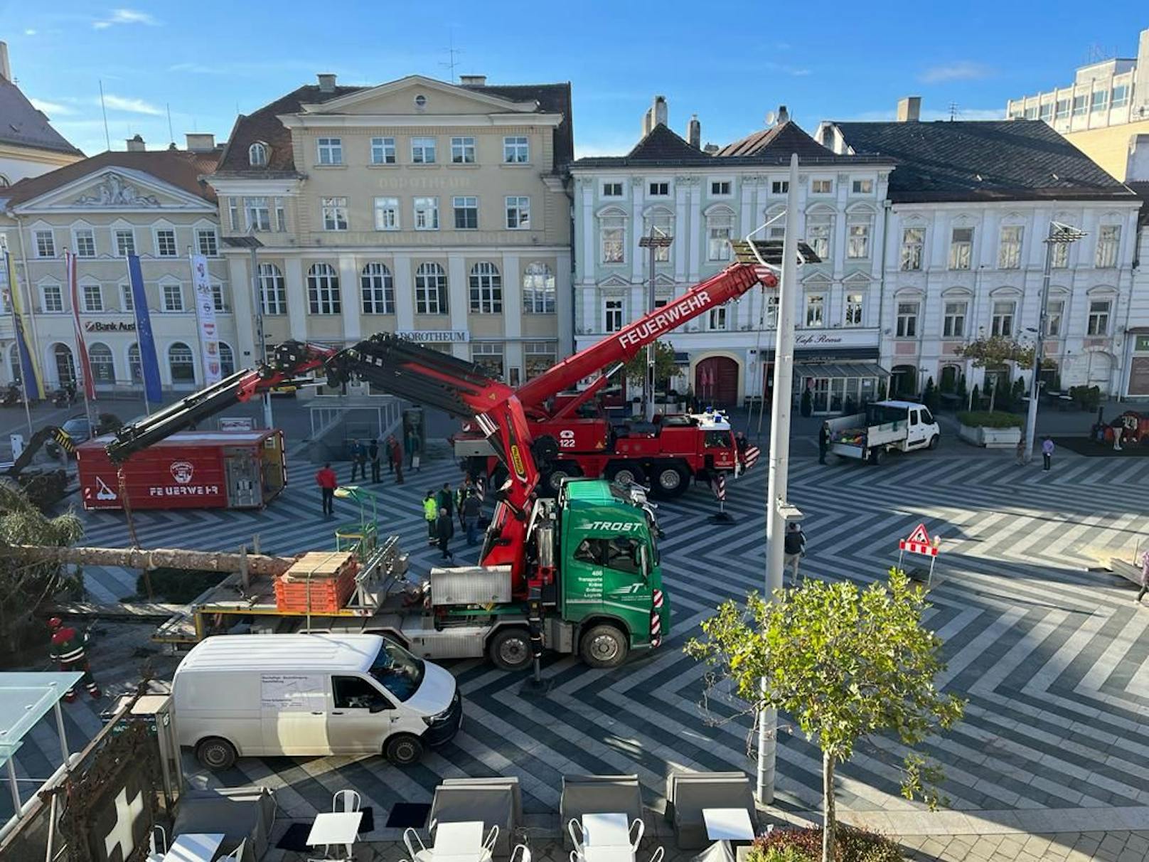 25 Meter-Fichte am Rathausplatz St. Pölten aufgestellt