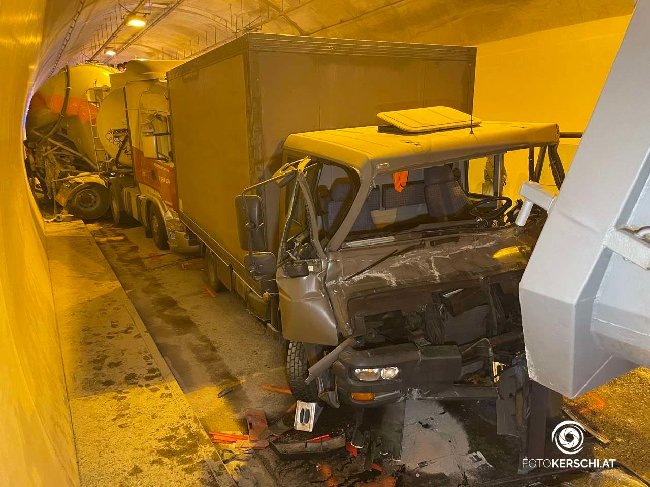 Bei einem Unfall auf der A9 wurden mehrere Lkw ineinander verkeilt.