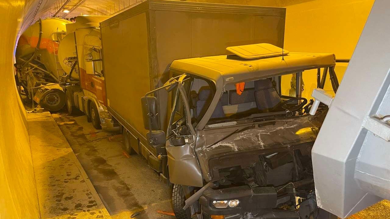 Bei einem Unfall auf der A9 wurden mehrere Lkw ineinander verkeilt.