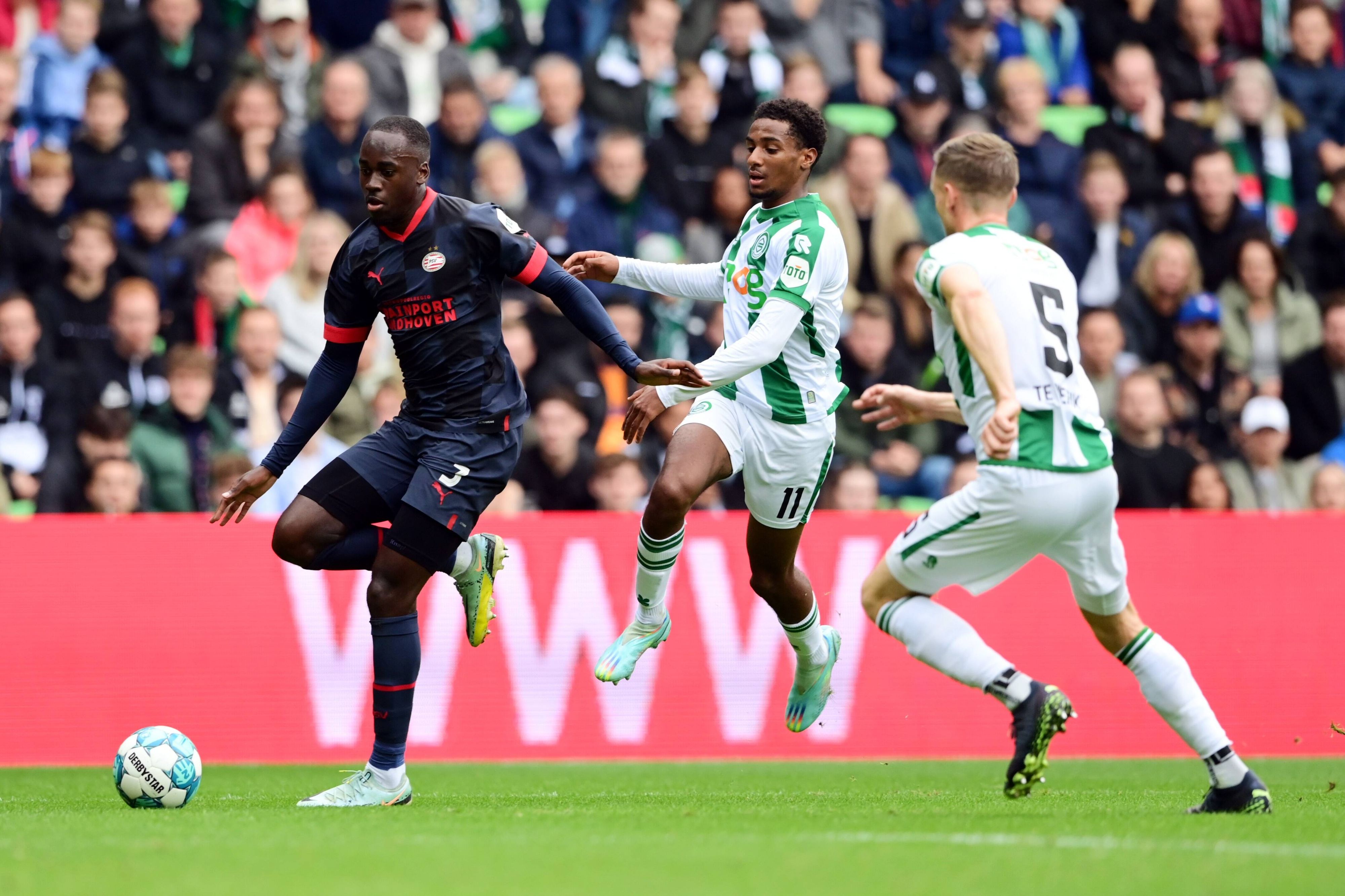 Paulos Abraham (Mitte) wird von Fans bedroht.