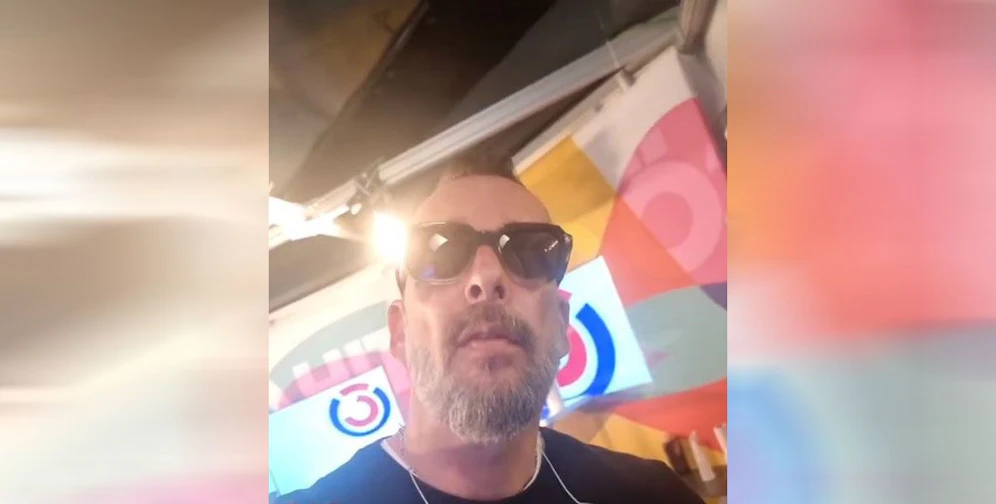 Robert Kratky meldet sich aus dem Ö3-Studio. 