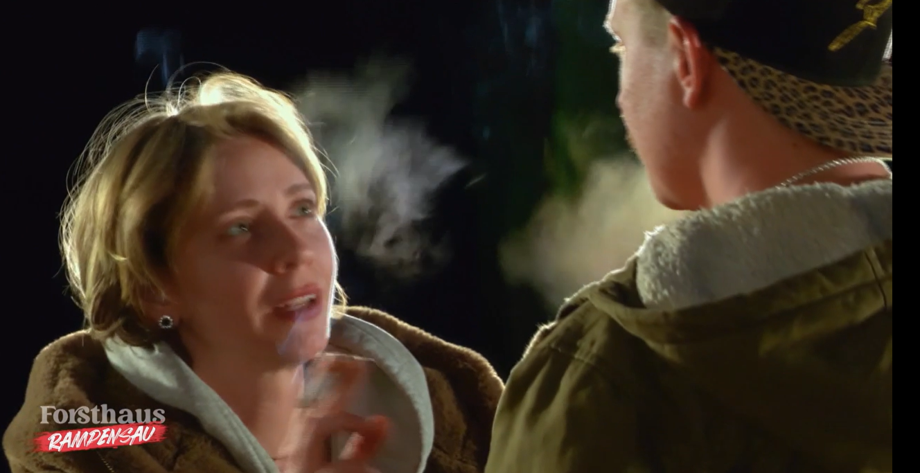 Rebecca Rapp ist eifersüchtig auf Tara. 