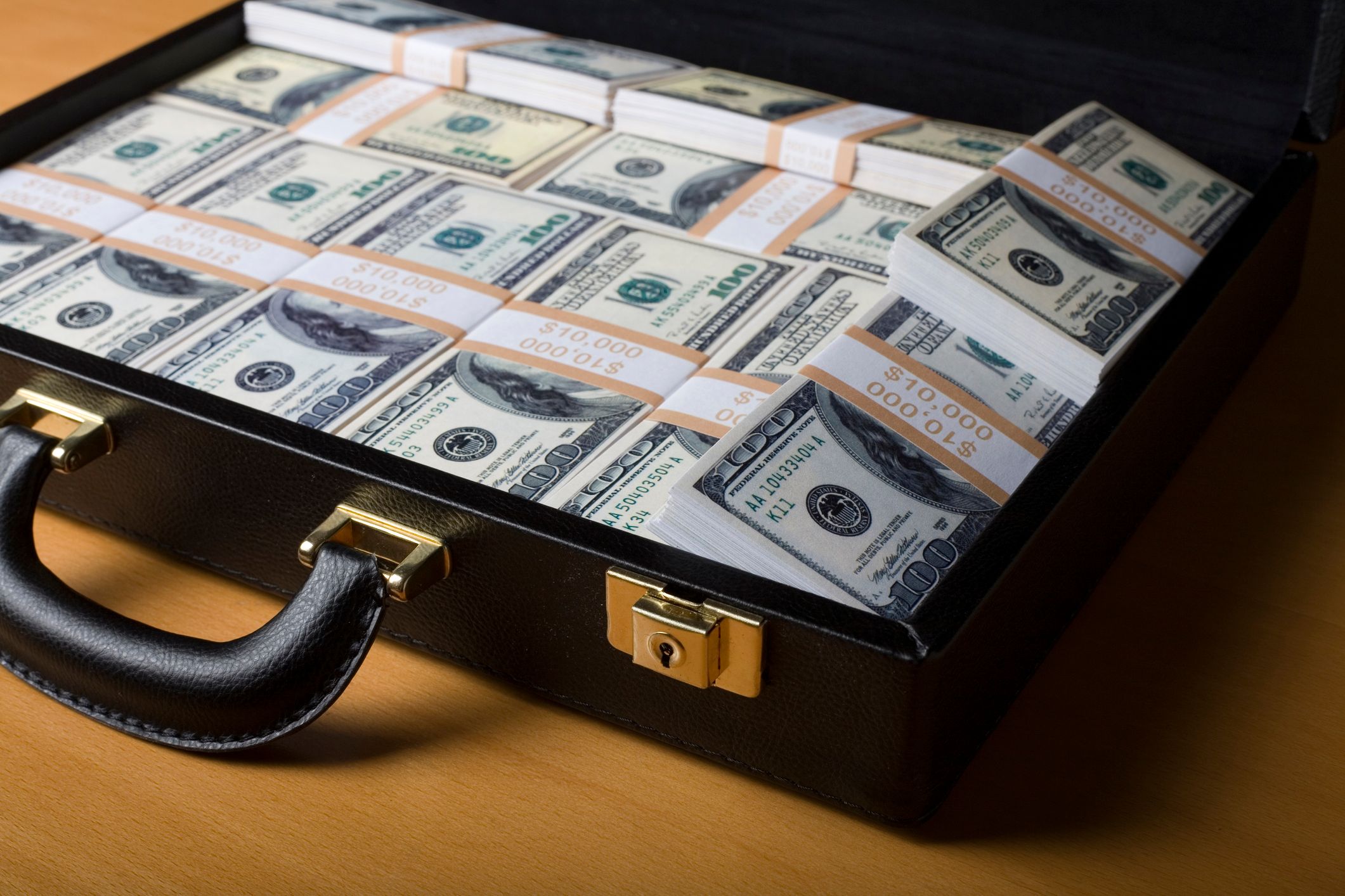Ein Koffer voller Dollar-Scheine. Symbolbild.