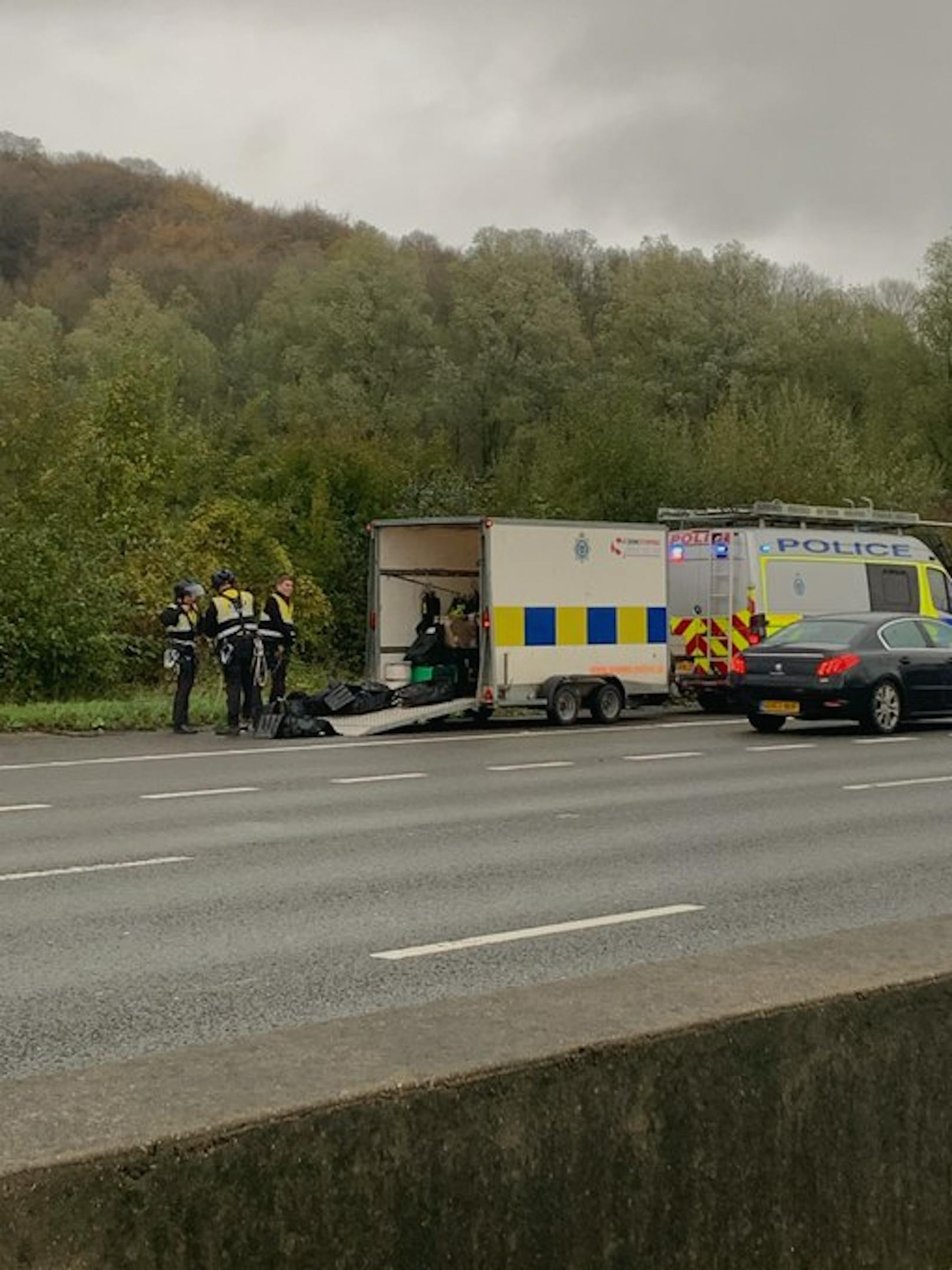 Spezielle Teams der Polizei mit Kletterausrüstung rückten aus...