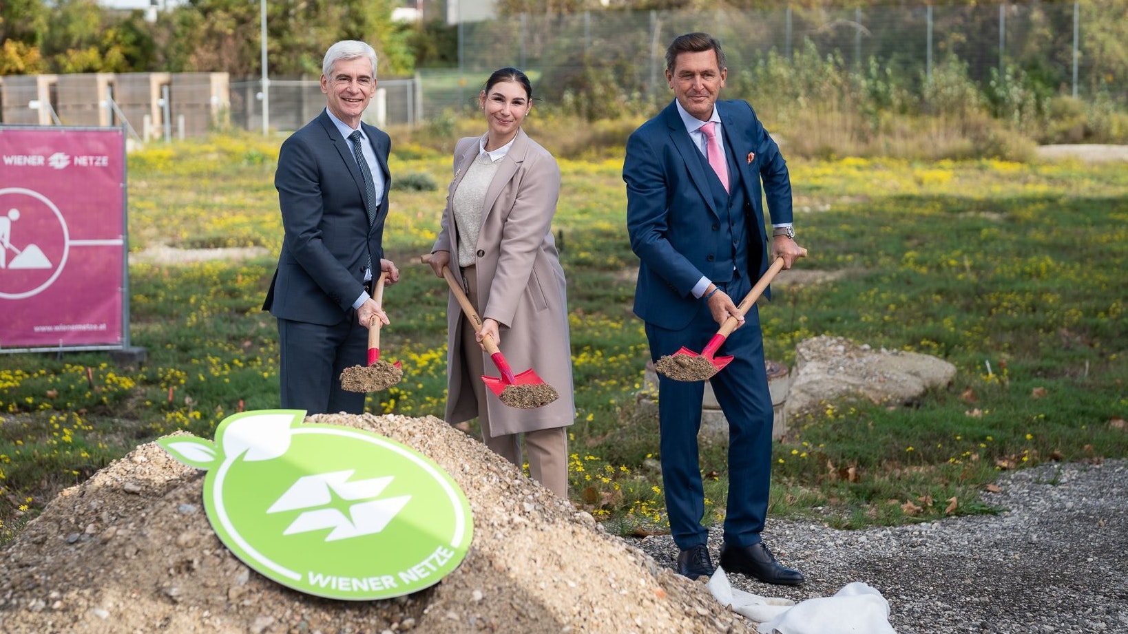 In Simmering entsteht ein neues, nachhaltiges Wertstoffzentrum. (v.l.n.r. Thomas Maderbacher, Kerstin Kugler, Peter Hanke