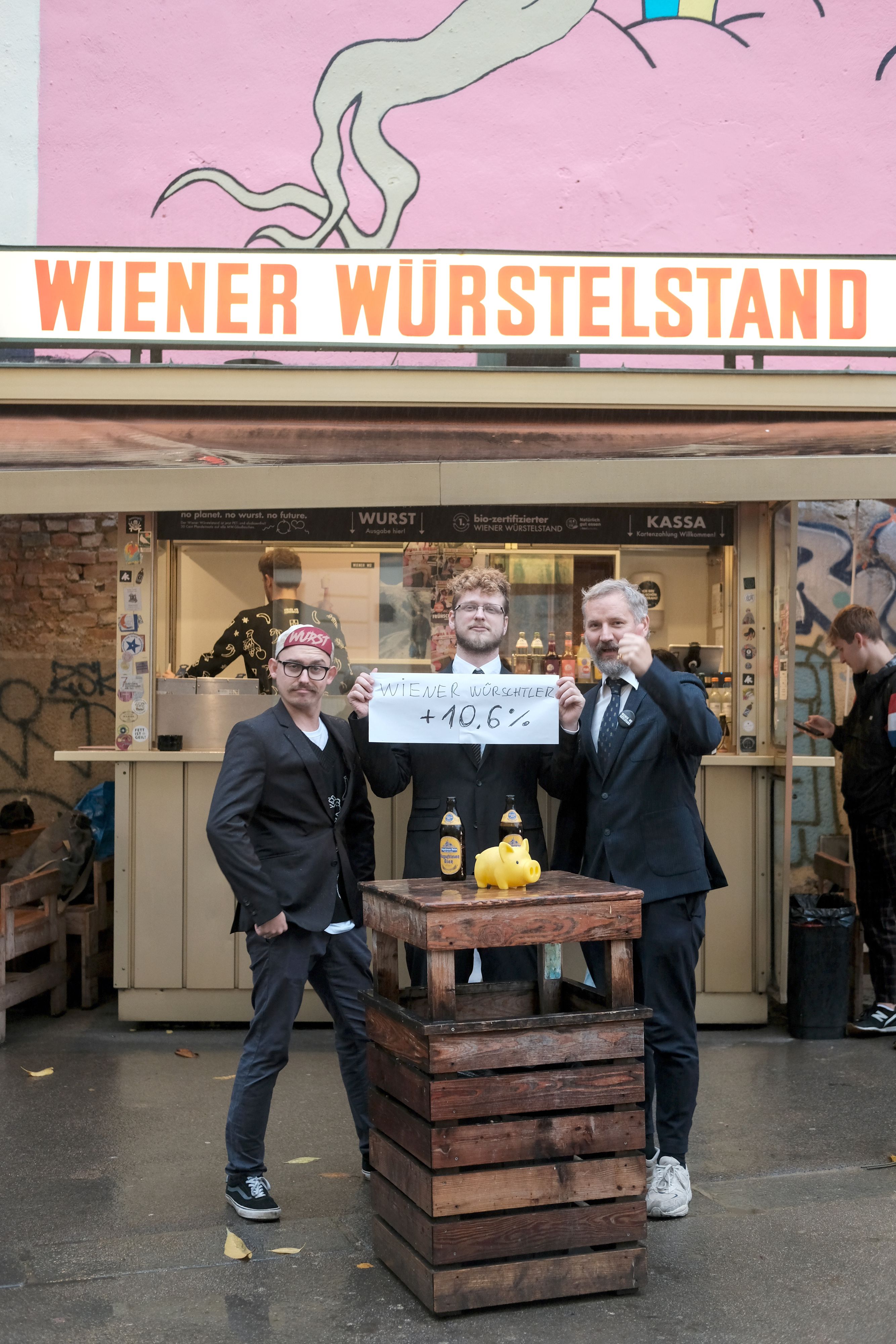 Saftige Herbstlohnrunde für die Mitarbeiter des Wiener Würstelstands in der Pfeilgasse in Wien-Josefstadt! Betriebsleiter Julian Sommergruber, Belegschaftsvertreter Philipp Rosska und  Geschäftsführer Mike Lanner (v.l.) schmeckt’s.