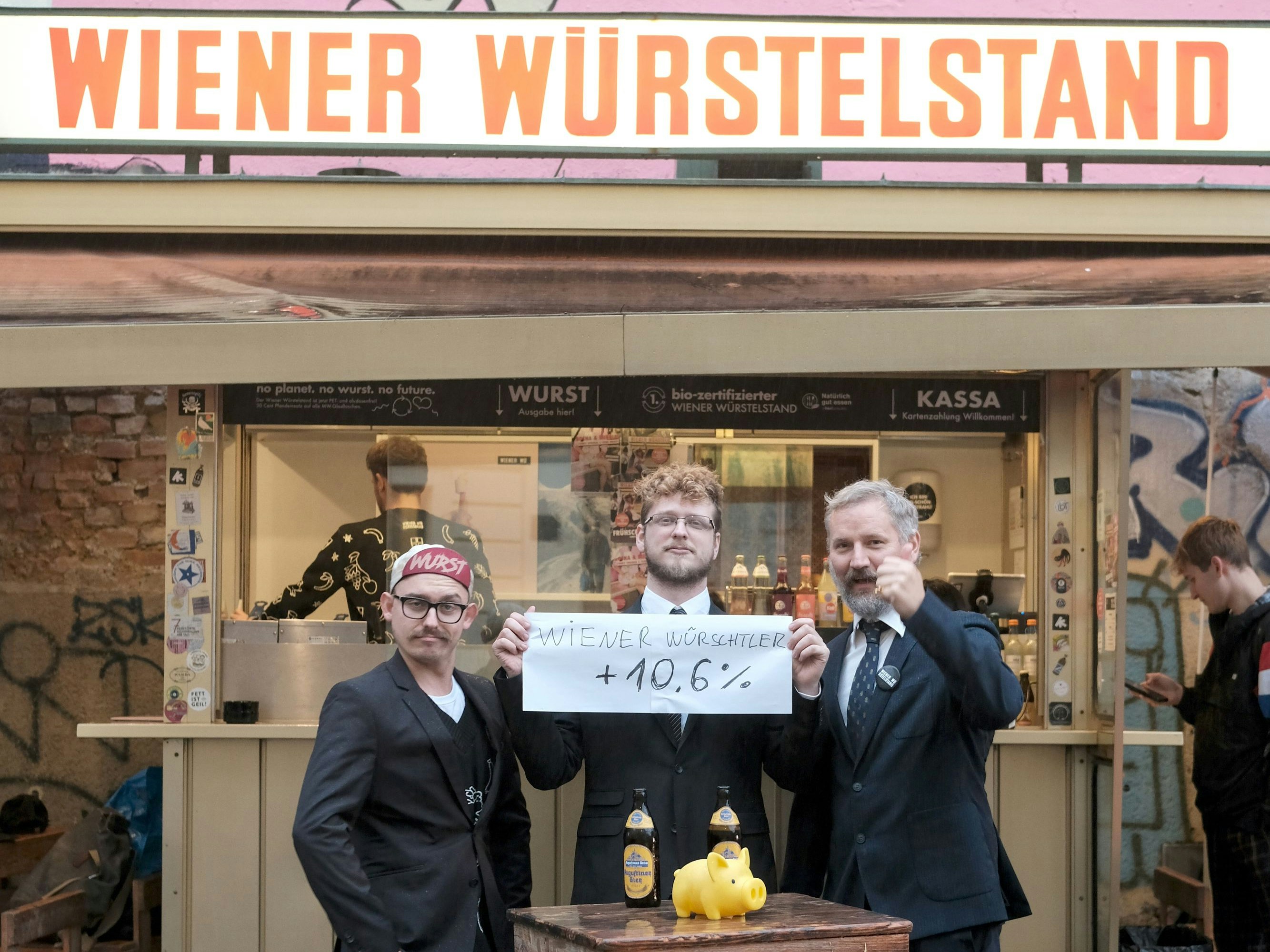 Saftige Herbstlohnrunde für die Mitarbeiter des Wiener Würstelstands in der Pfeilgasse in Wien-Josefstadt! Betriebsleiter Julian Sommergruber, Belegschaftsvertreter Philipp Rosska und  Geschäftsführer Mike Lanner (v.l.) schmeckt’s.