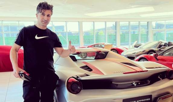 Kürsat (41) mit seinem neuen Flitzer