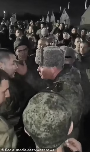 Generalmajor Kyrill Kulakow wird von Rekruten zur Rede gestellt.