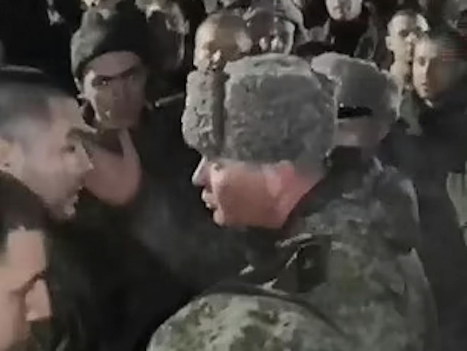 Generalmajor Kyrill Kulakow wird von Rekruten zur Rede gestellt.